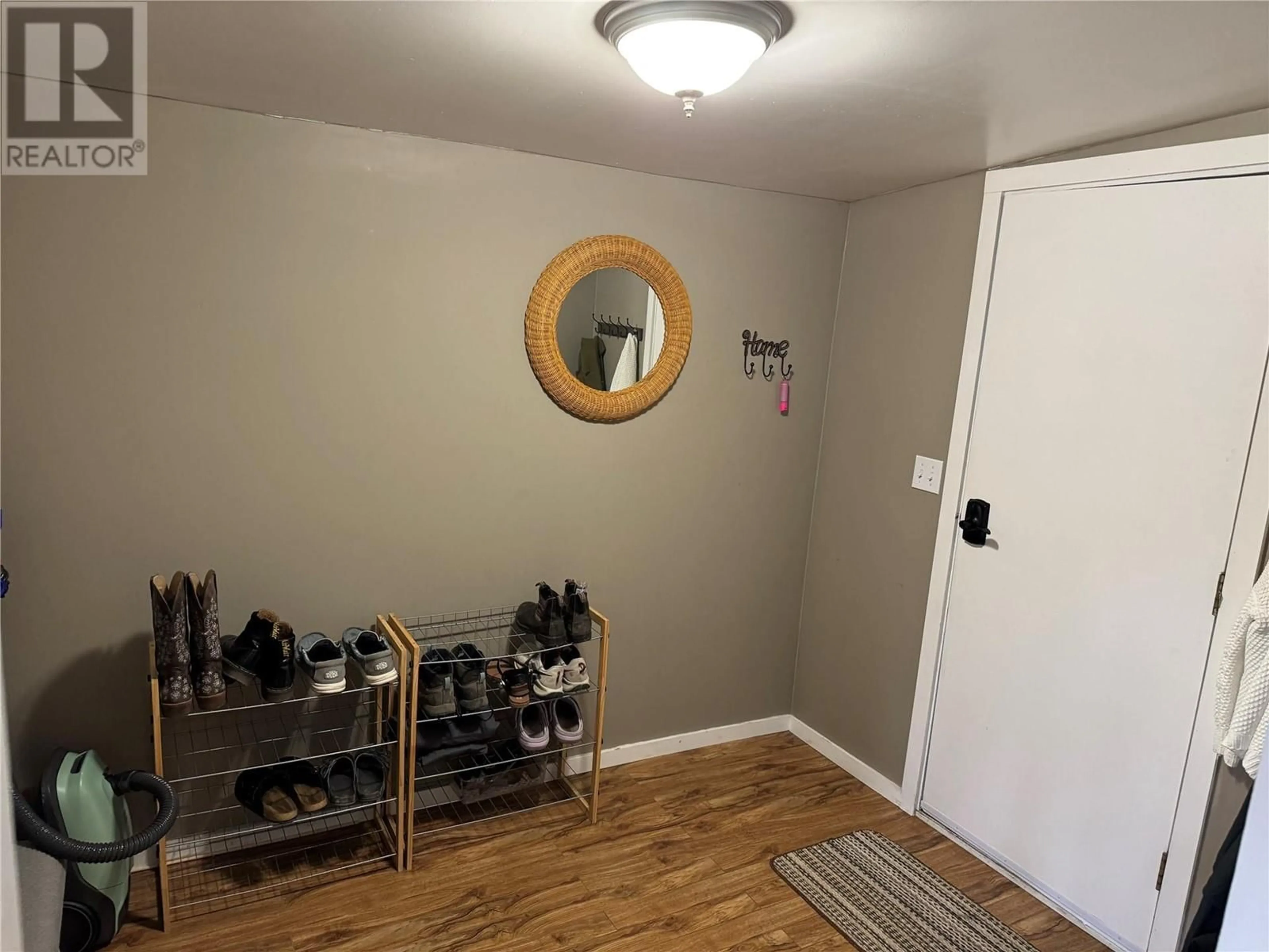 Indoor entryway for 2400 Oakdale Way Way Unit# 129, Kamloops British Columbia V1L2B3