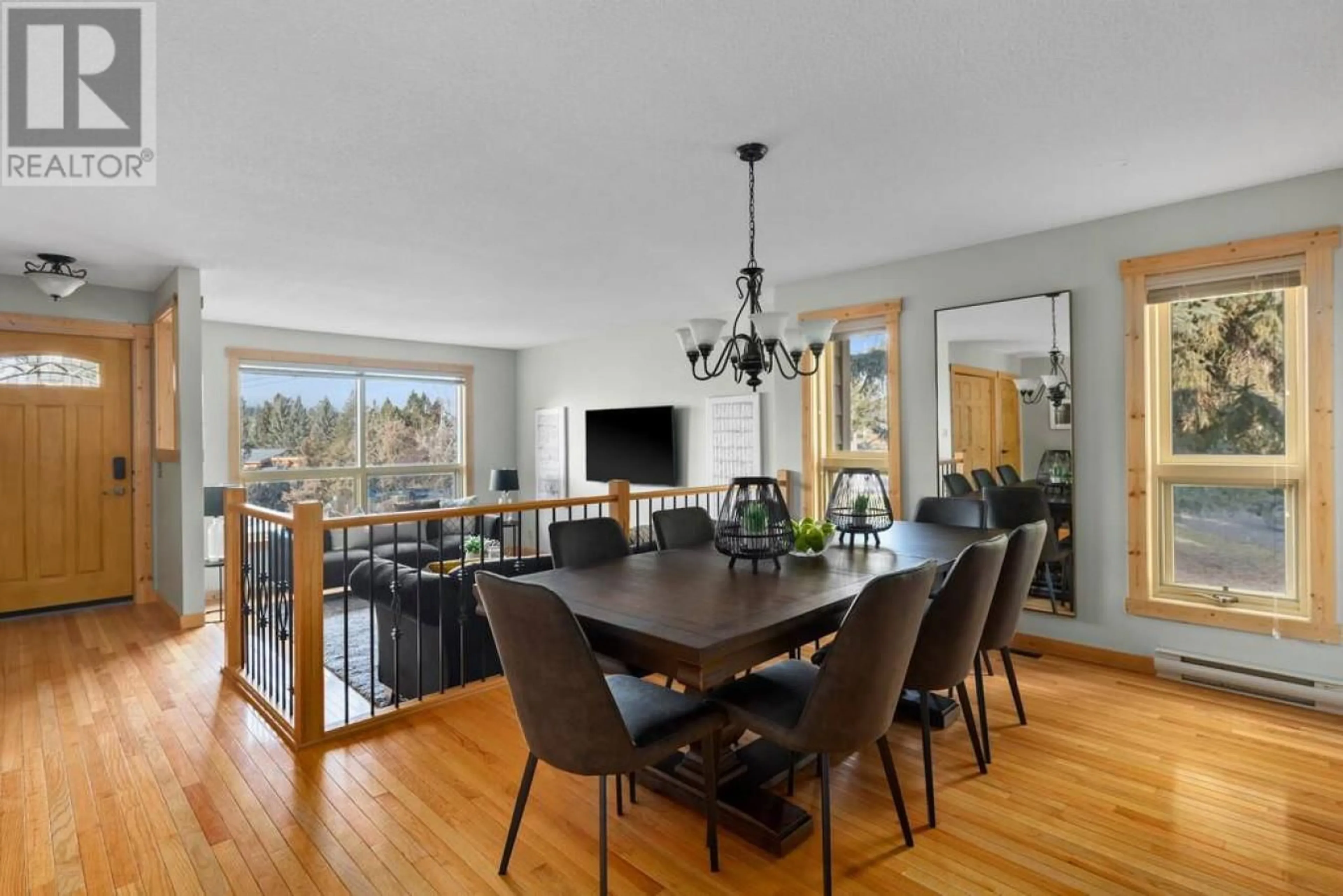 Dining room, wood/laminate floor for 1745 FORT POINT Close, Invermere British Columbia V0A1K0