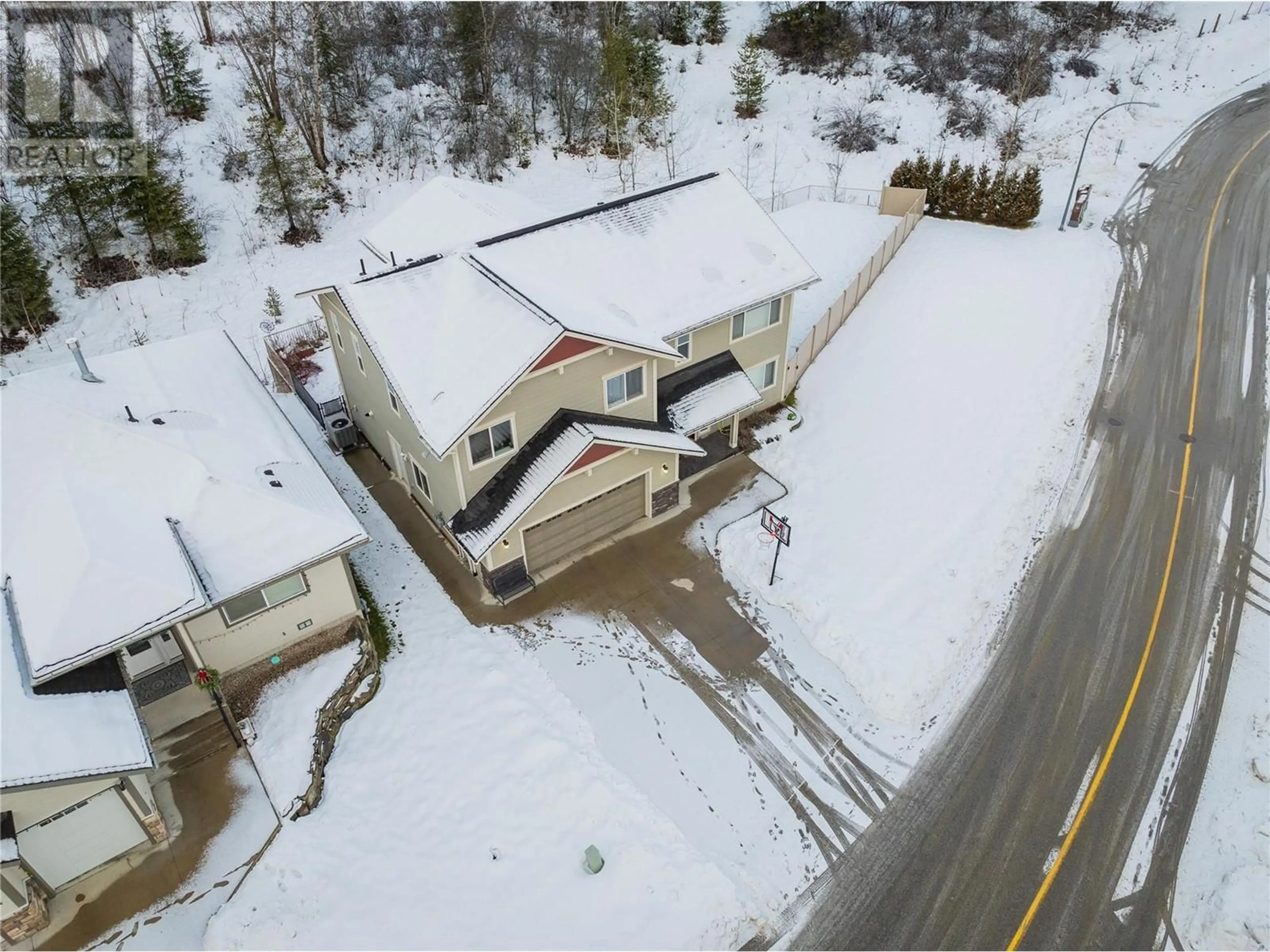 A pic from outside/outdoor area/front of a property/back of a property/a pic from drone, building for 3910 16TH Avenue, Castlegar British Columbia V1N4X8