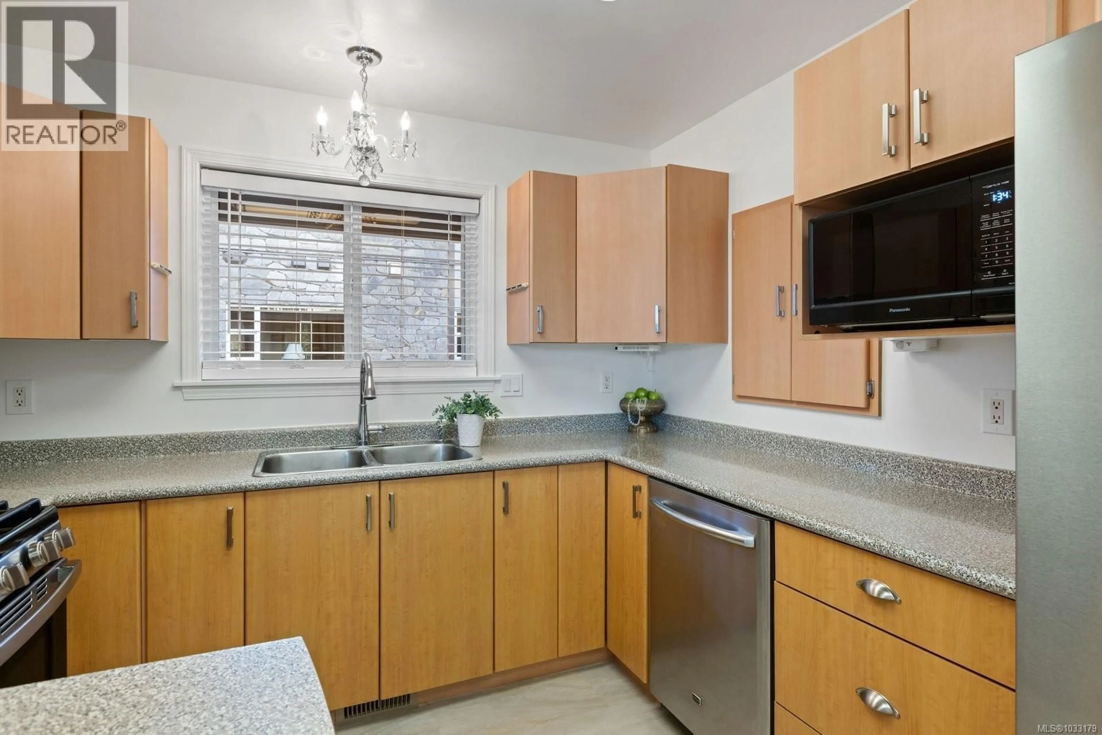 Standard kitchen, ceramic/tile floor for 1 - 9875 THIRD STREET, Sidney British Columbia V8L3A8