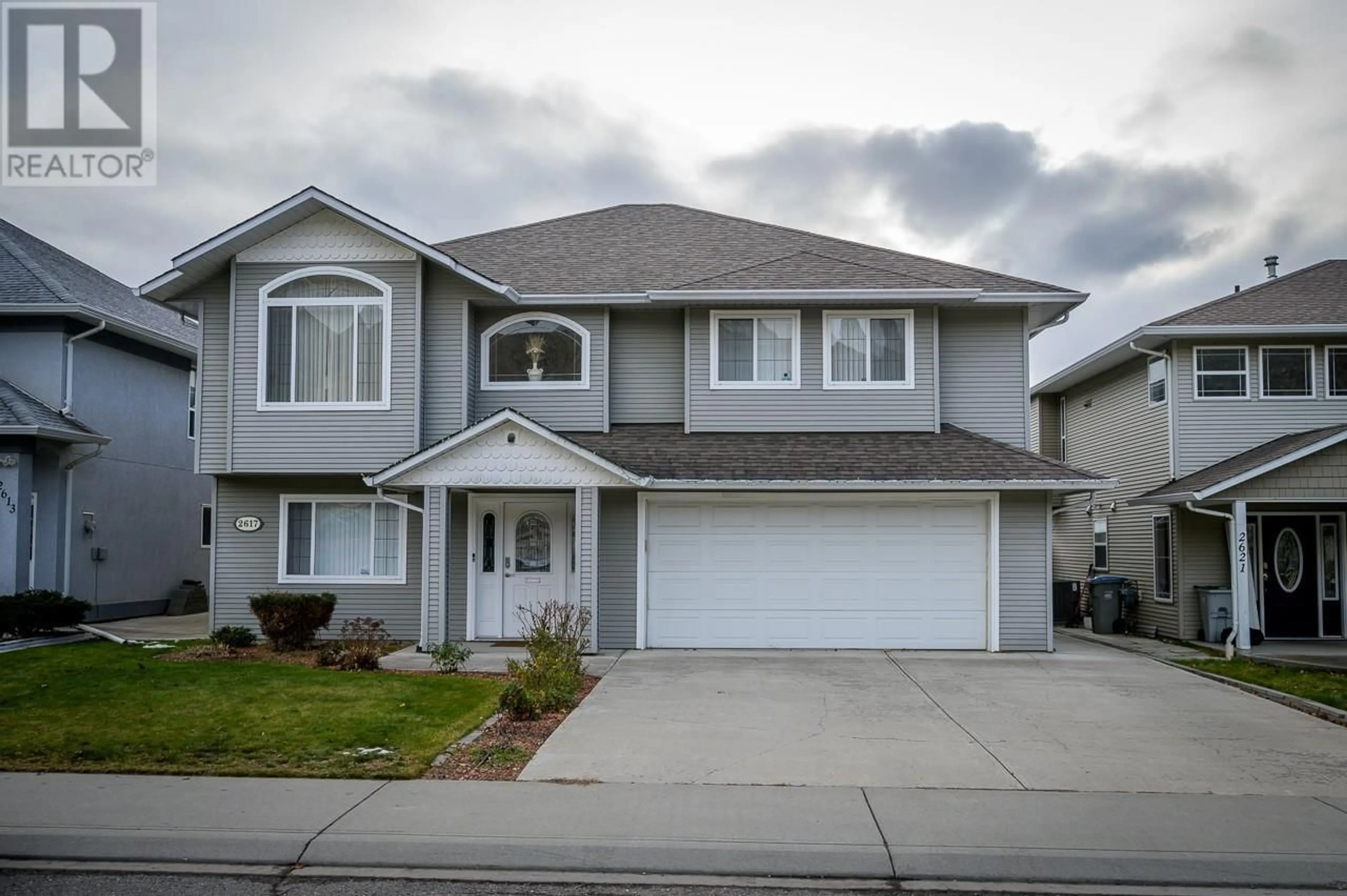 Home with vinyl exterior material, street for 2617 Briarwood Avenue, Kamloops British Columbia V2B8P7