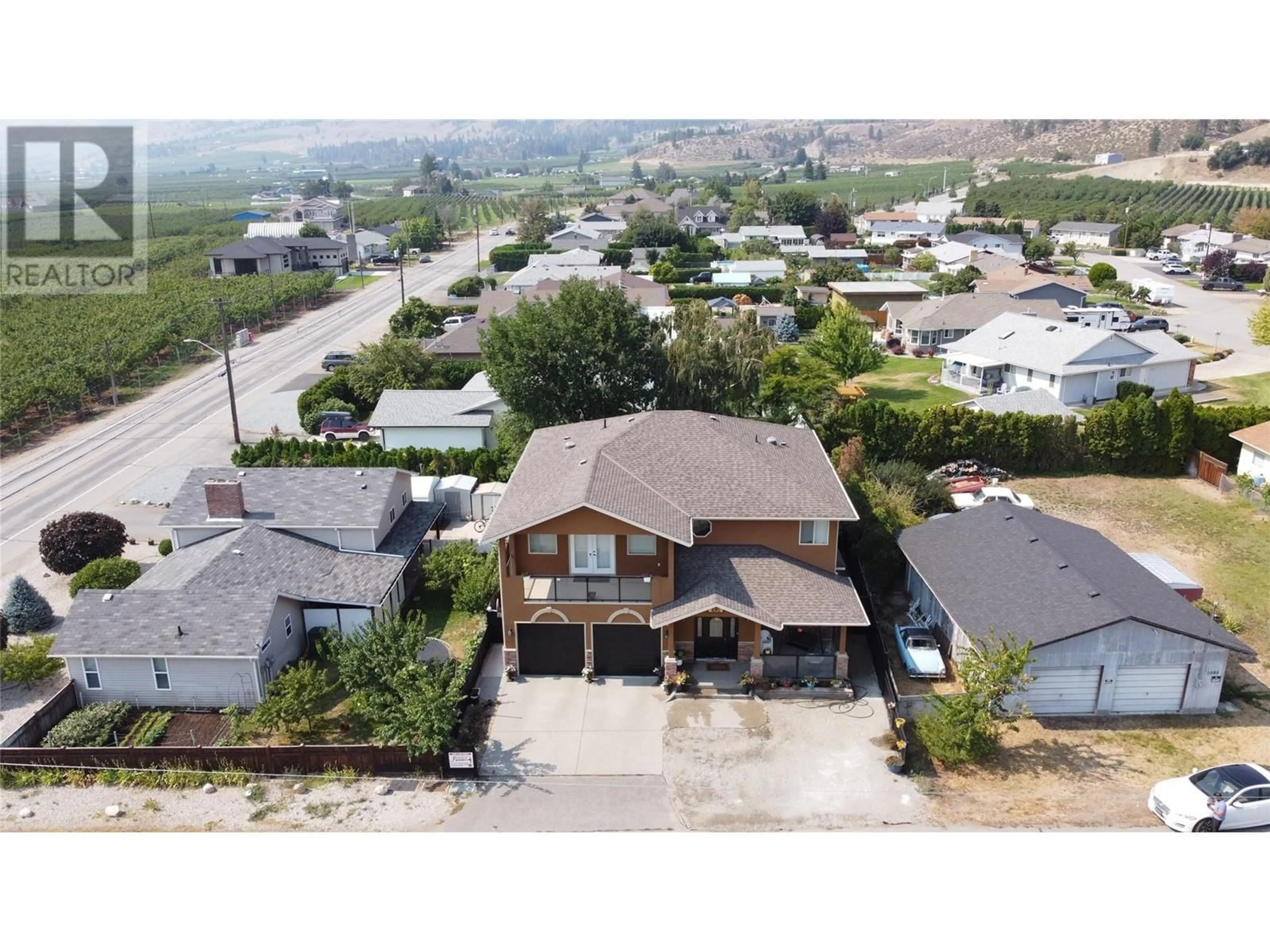 A pic from outside/outdoor area/front of a property/back of a property/a pic from drone, mountain view for 1092 ROCKCLIFFE Road, Oliver British Columbia V0H1T6