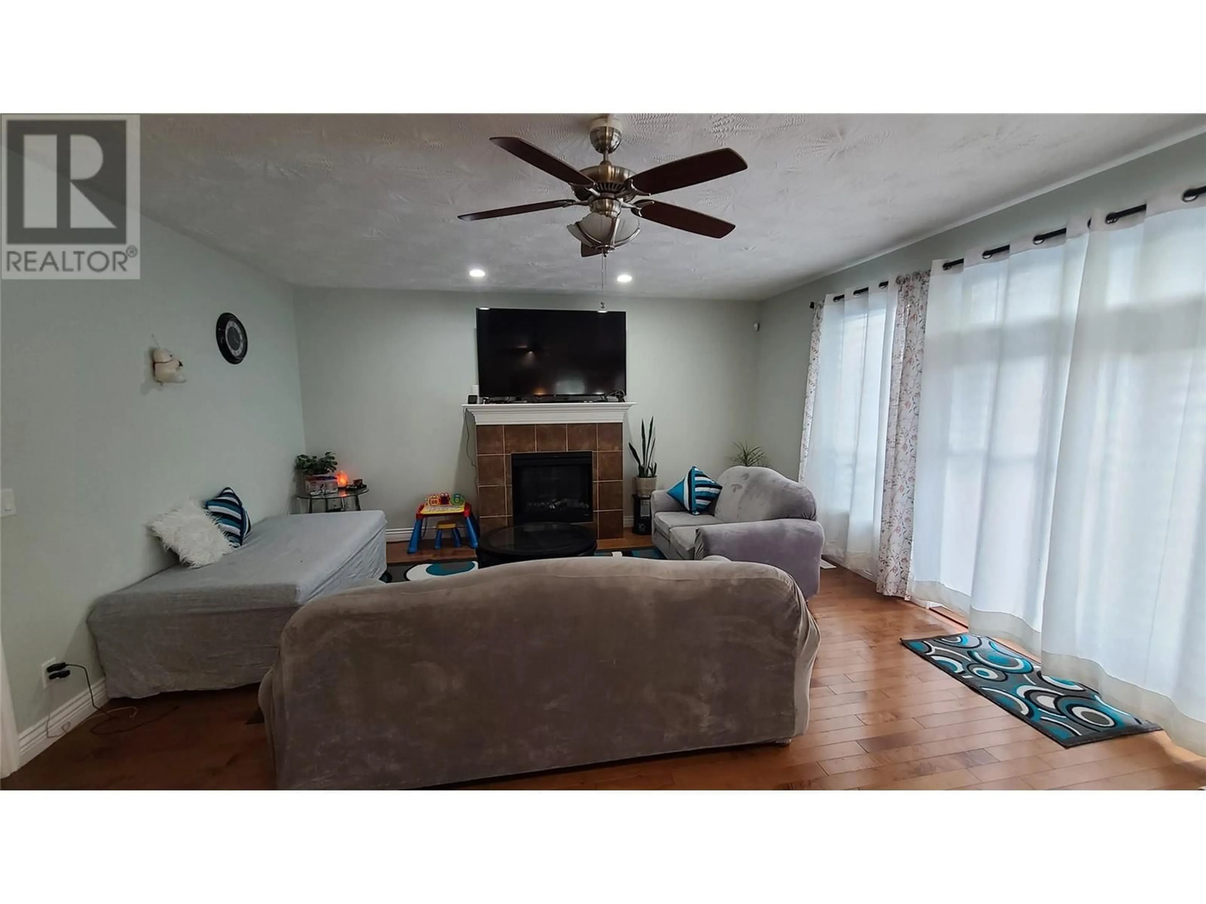 Living room with furniture, wood/laminate floor for 1092 ROCKCLIFFE Road, Oliver British Columbia V0H1T6