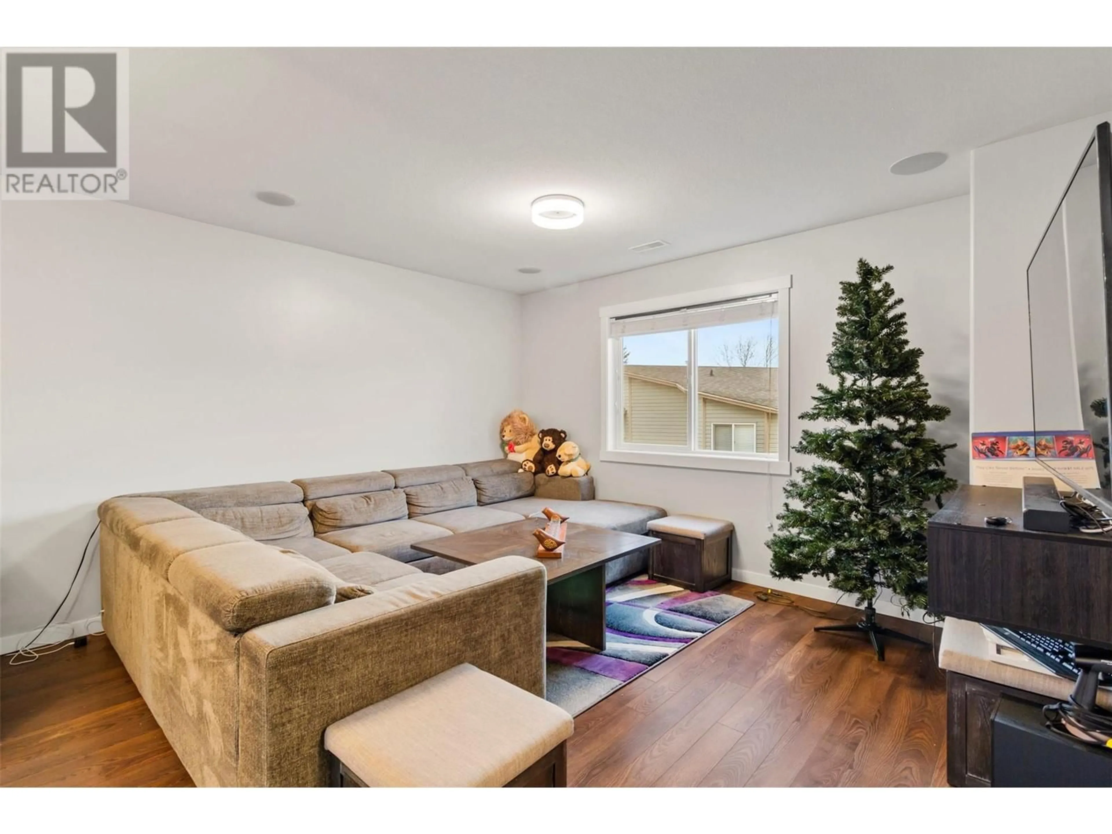 Living room with furniture, wood/laminate floor for 6 - 1741 TRANQUILLE ROAD, Kamloops British Columbia V2B0C3