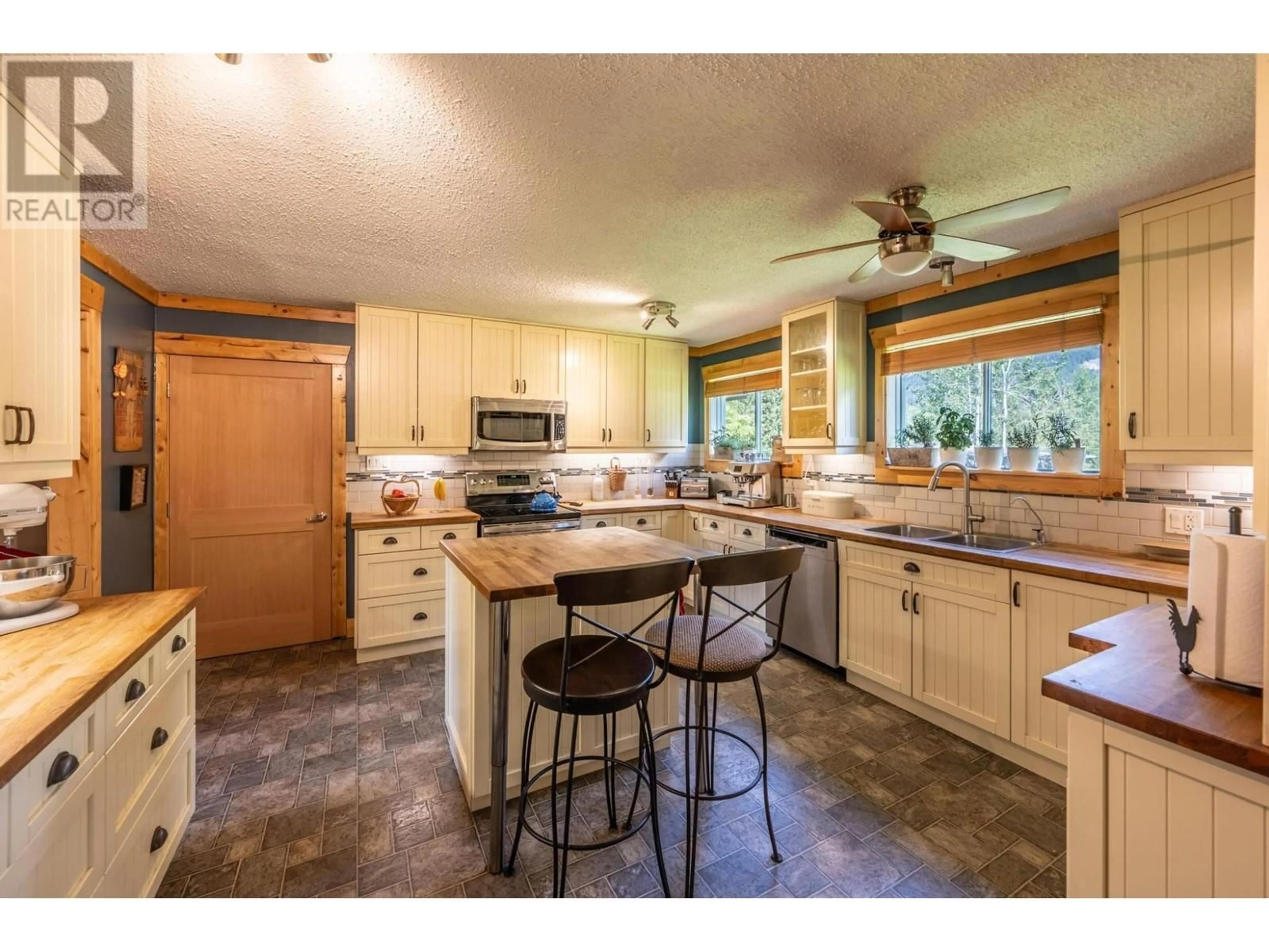 Open concept kitchen, unknown for 1732 OBERG JOHNSON ROAD, Golden British Columbia V0A1H1