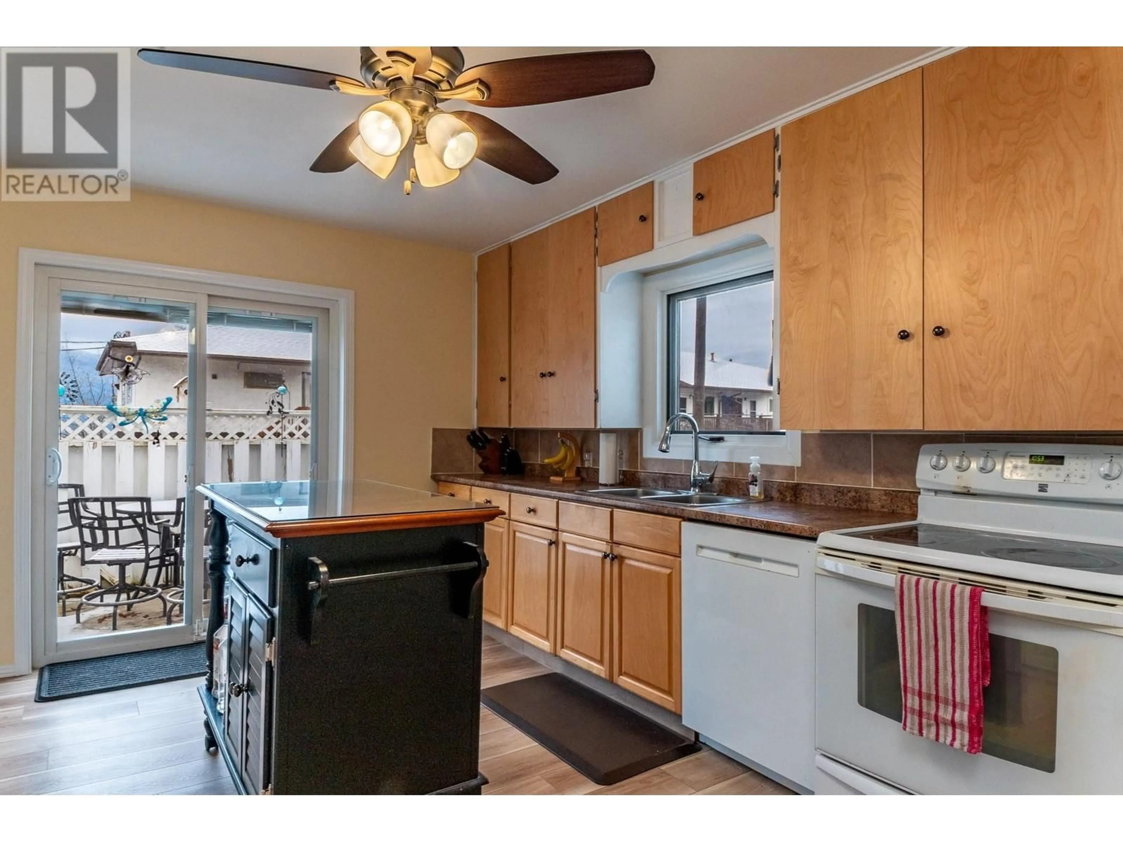 Standard kitchen, unknown for 229 10th Avenue N, Creston British Columbia V0B1G0