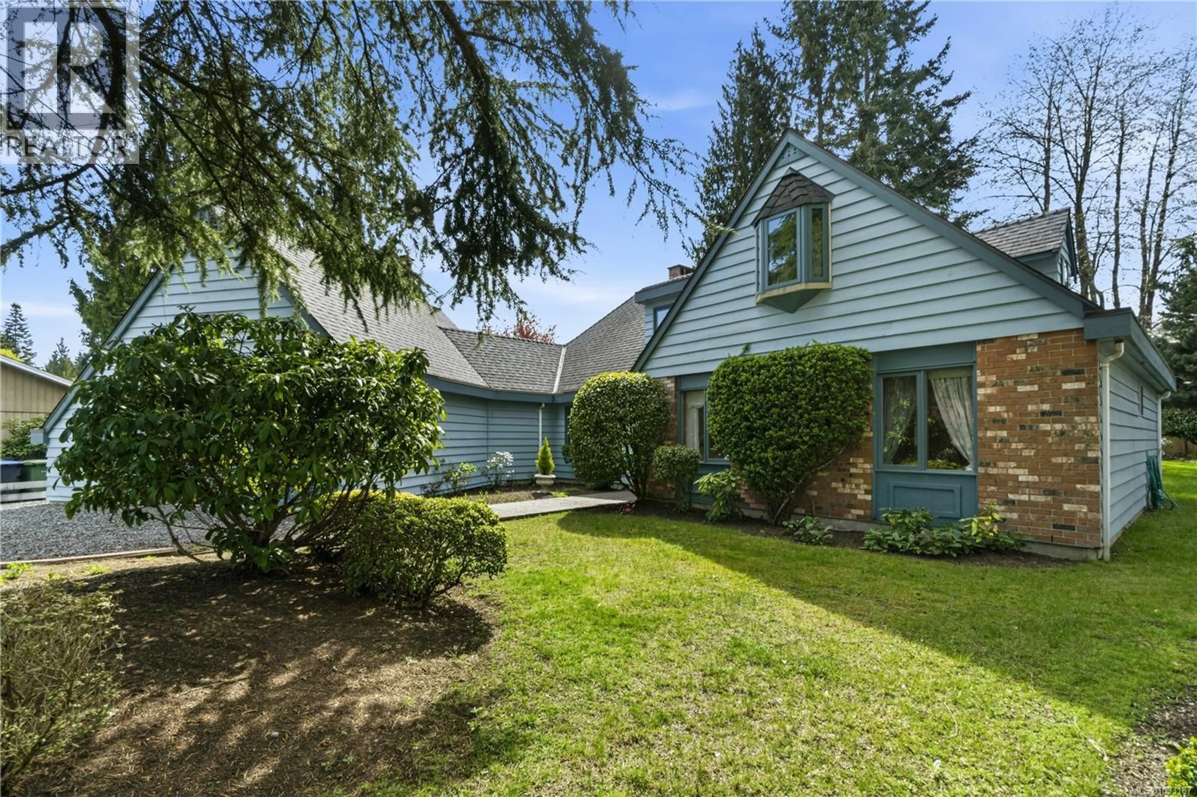 Home with vinyl exterior material, street for 1156 WEDGEWOOD CLOSE, Qualicum Beach British Columbia V9K1C6