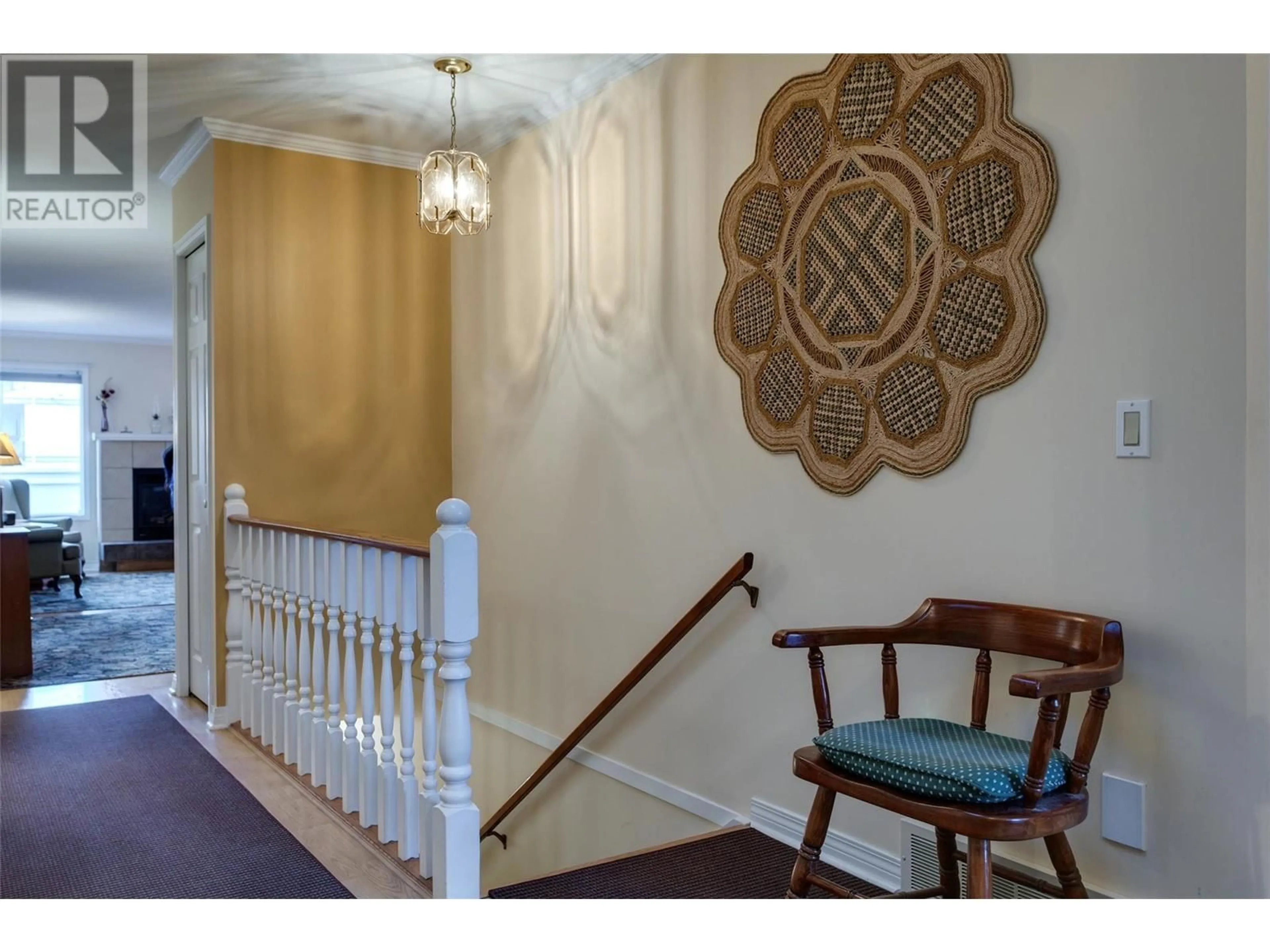Indoor foyer for 33 - 2200 GORDON DRIVE, Kelowna British Columbia V1Y8T7