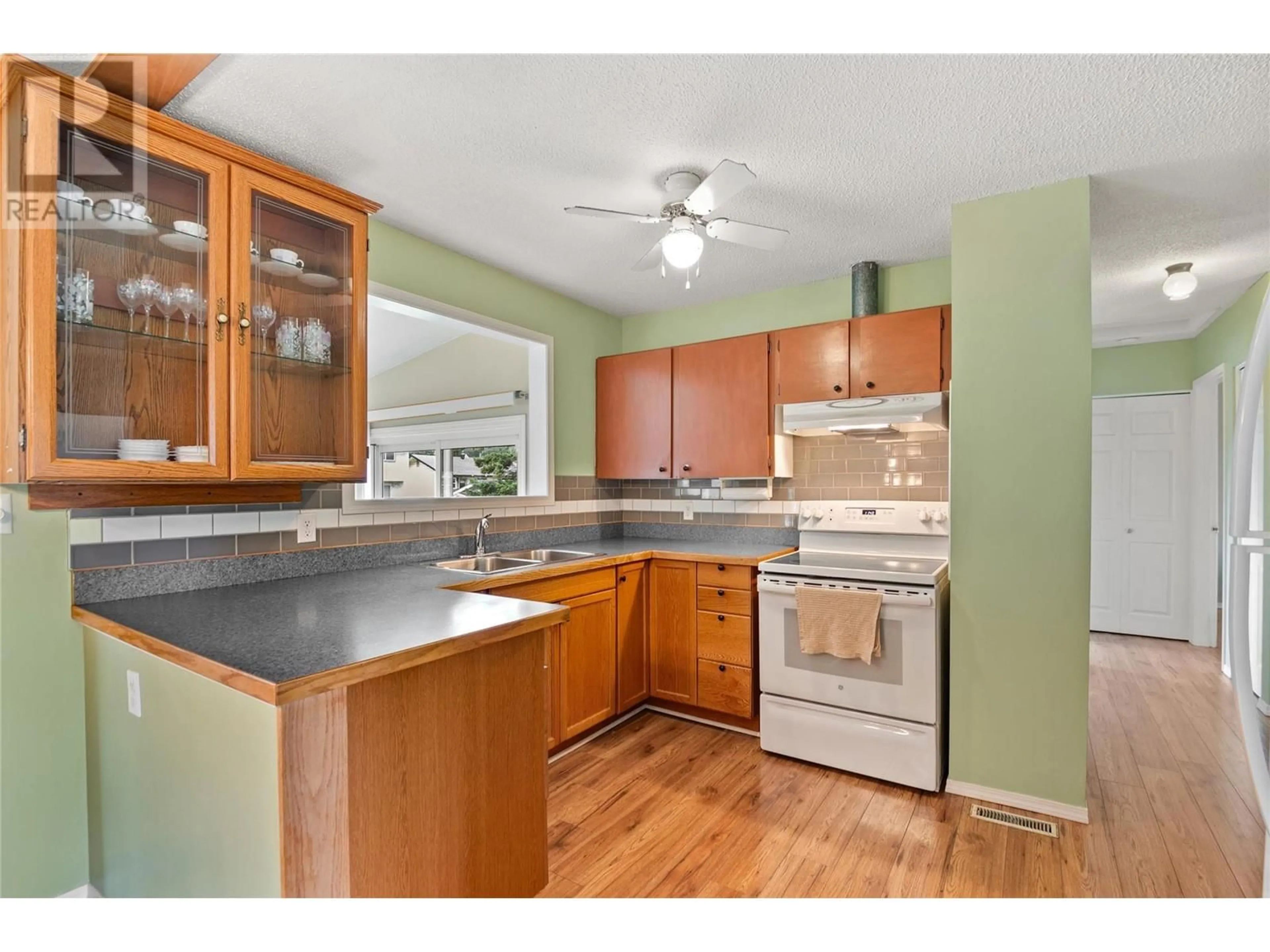 Standard kitchen, wood/laminate floor for 407 ENGELMANN SPRUCE Drive, Sparwood British Columbia V0B2G0