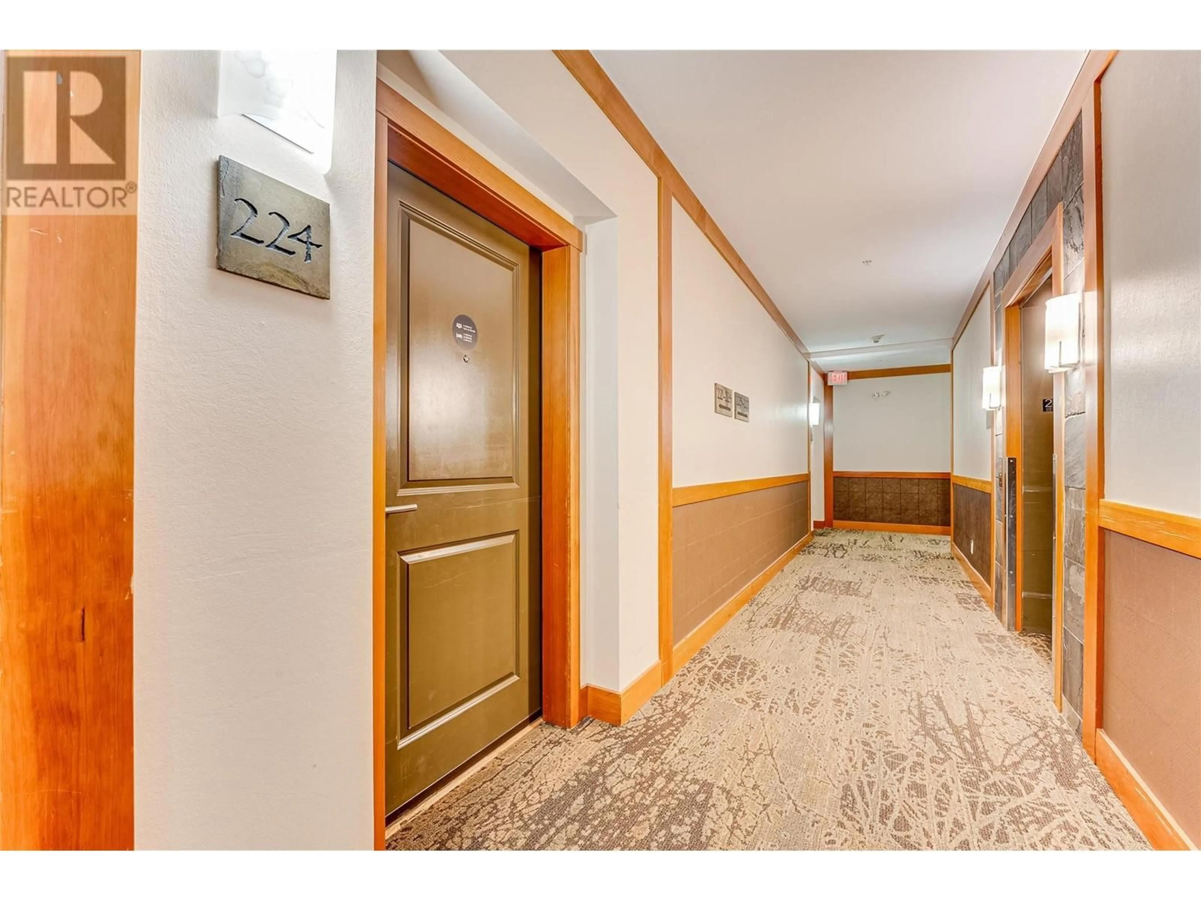 Indoor foyer for 105 Village Centre Court Unit# 224, Vernon British Columbia V1H1Y8