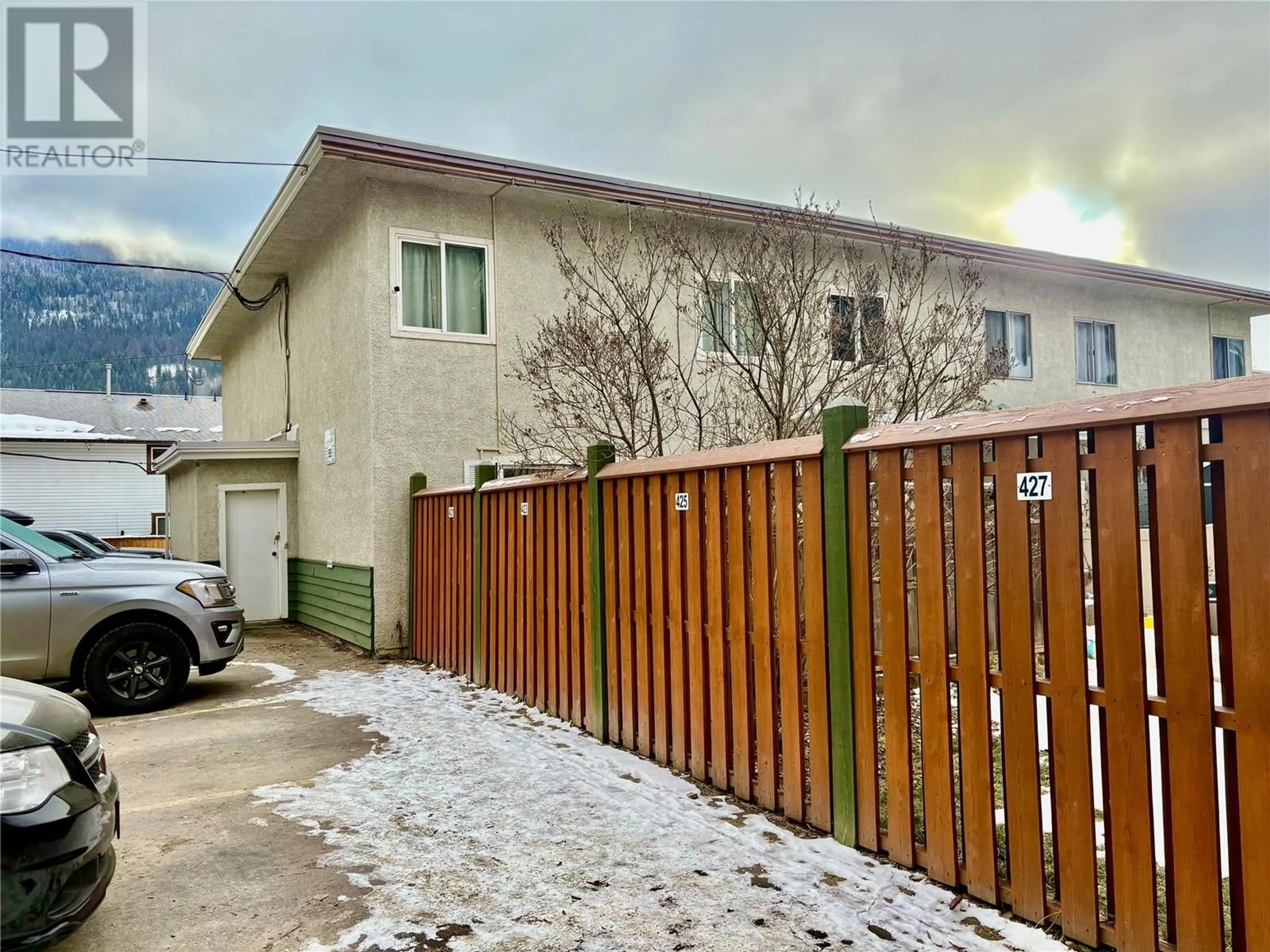 A pic from outside/outdoor area/front of a property/back of a property/a pic from drone, street for 425 West Richards Street, Nelson British Columbia V1L3K2