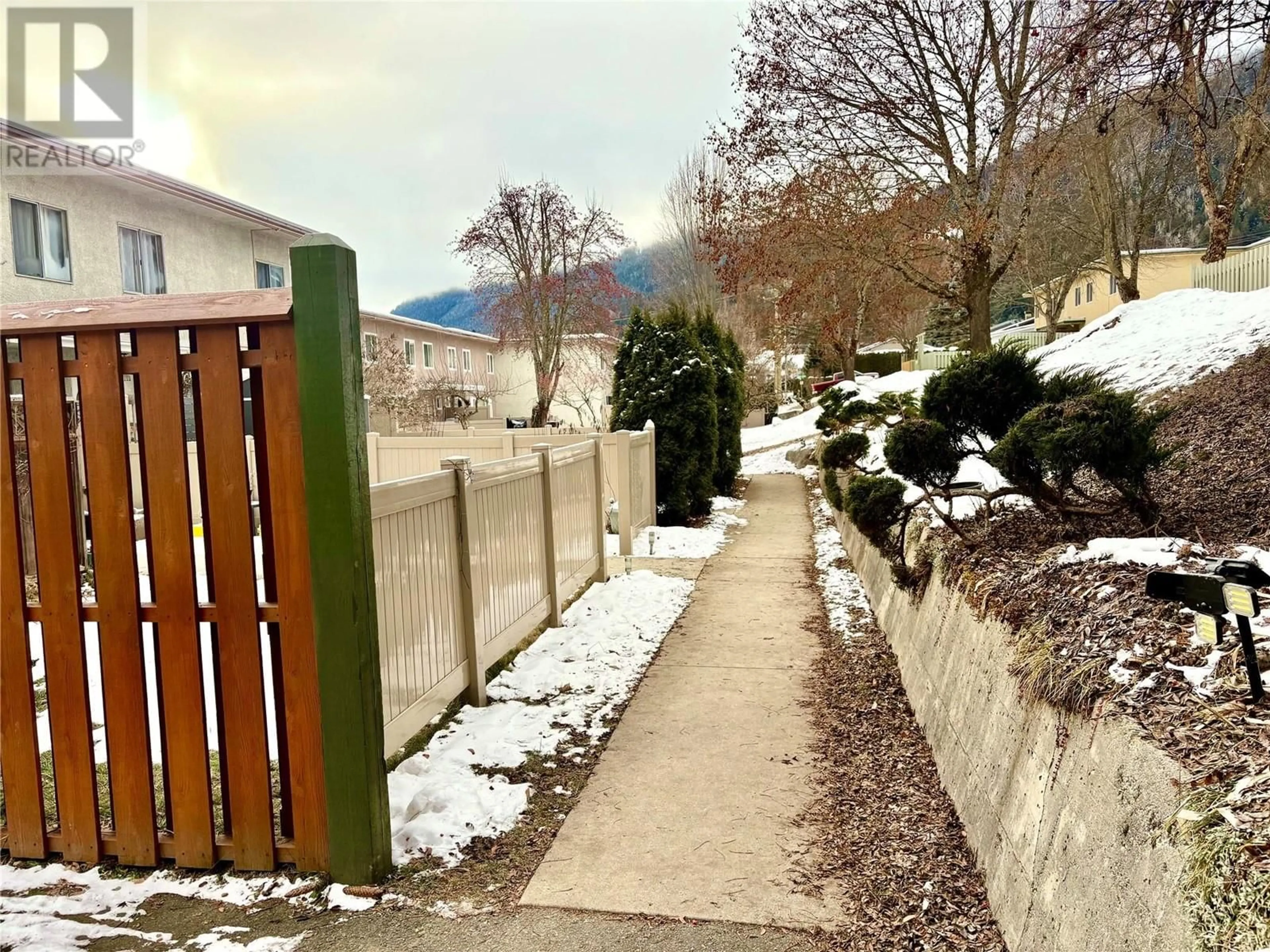 A pic from outside/outdoor area/front of a property/back of a property/a pic from drone, mountain view for 425 West Richards Street, Nelson British Columbia V1L3K2