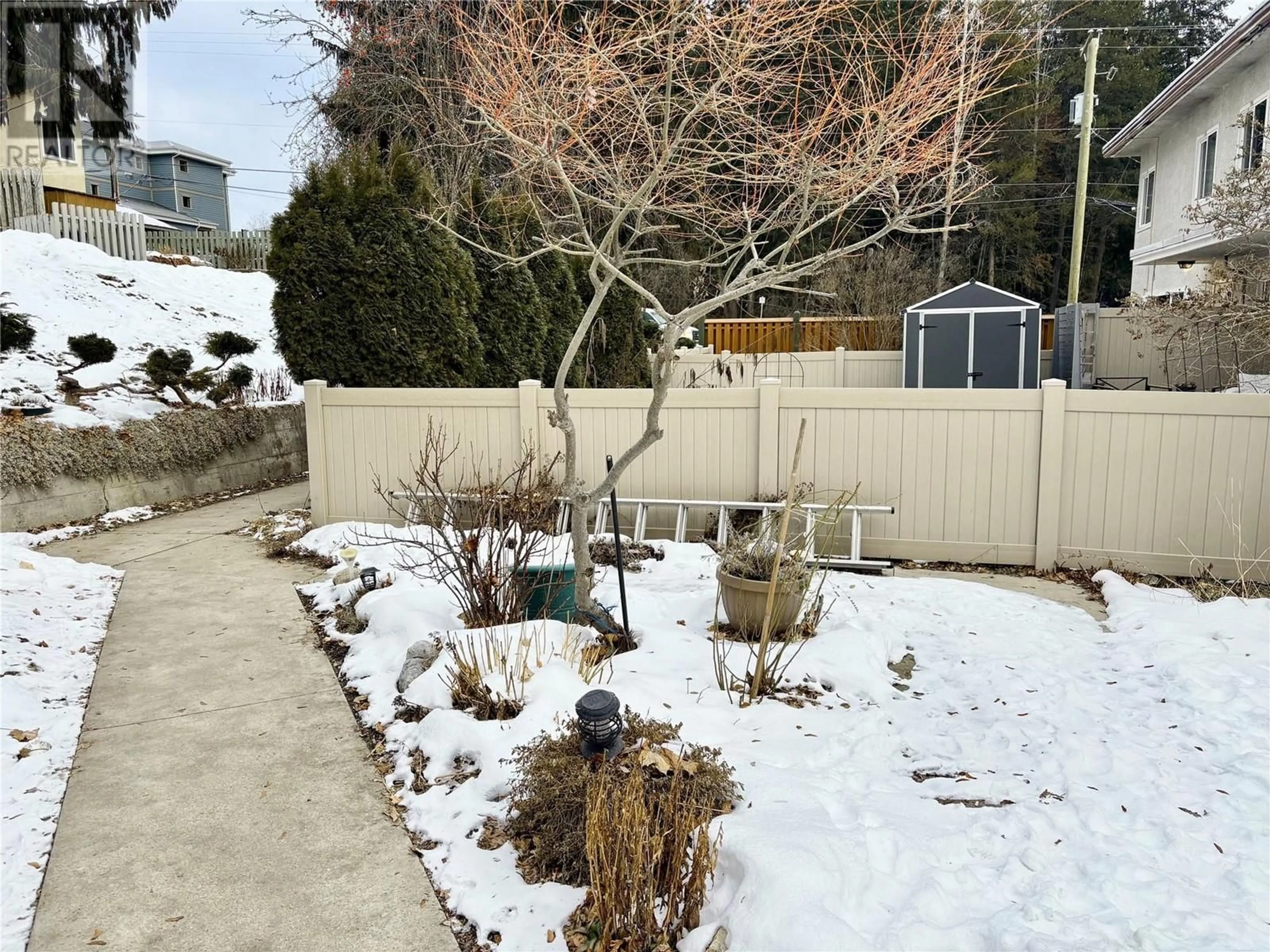 A pic from outside/outdoor area/front of a property/back of a property/a pic from drone, street for 425 West Richards Street, Nelson British Columbia V1L3K2