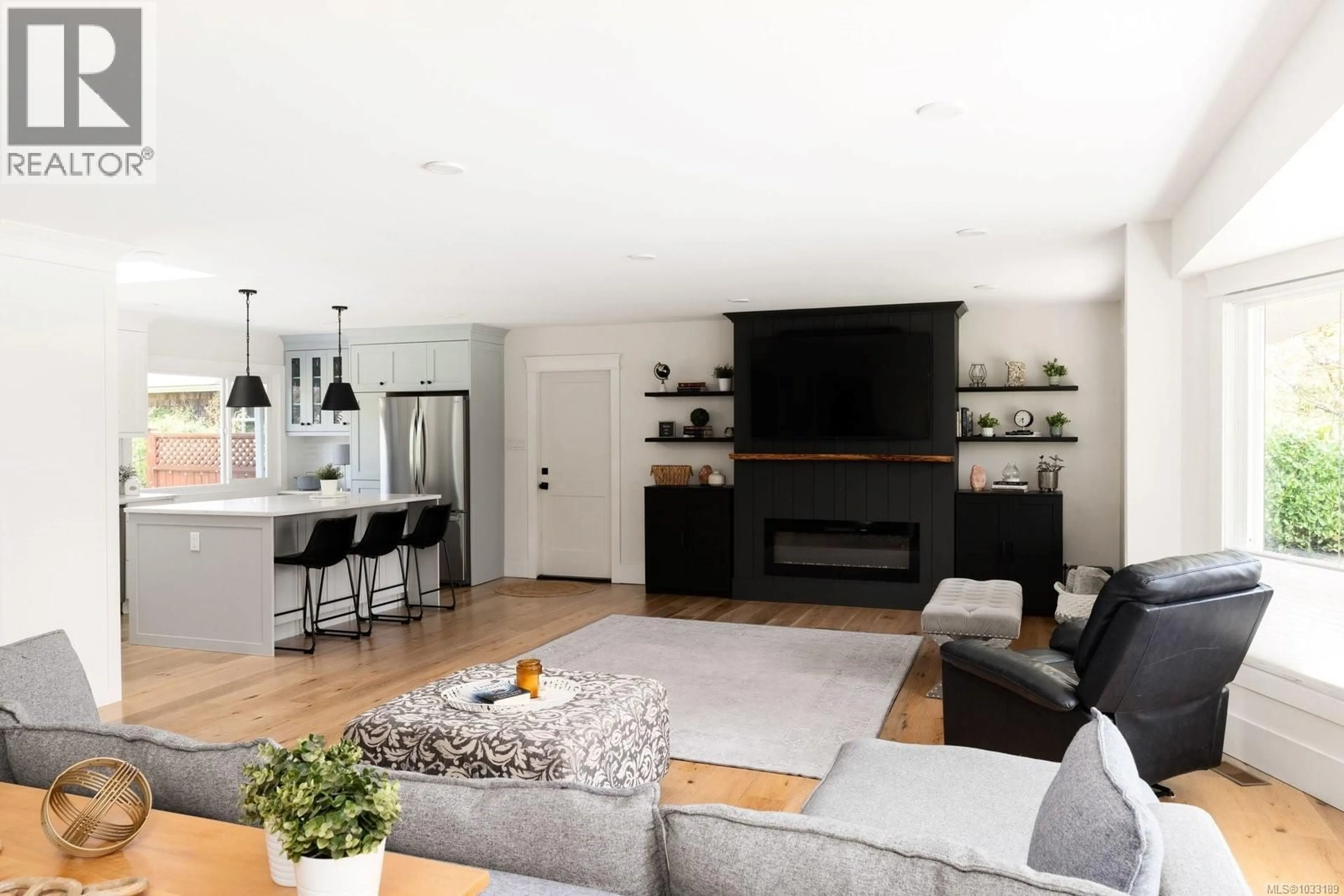 Living room with furniture, unknown for 826 BIRCH ROAD, North Saanich British Columbia V8L5R9