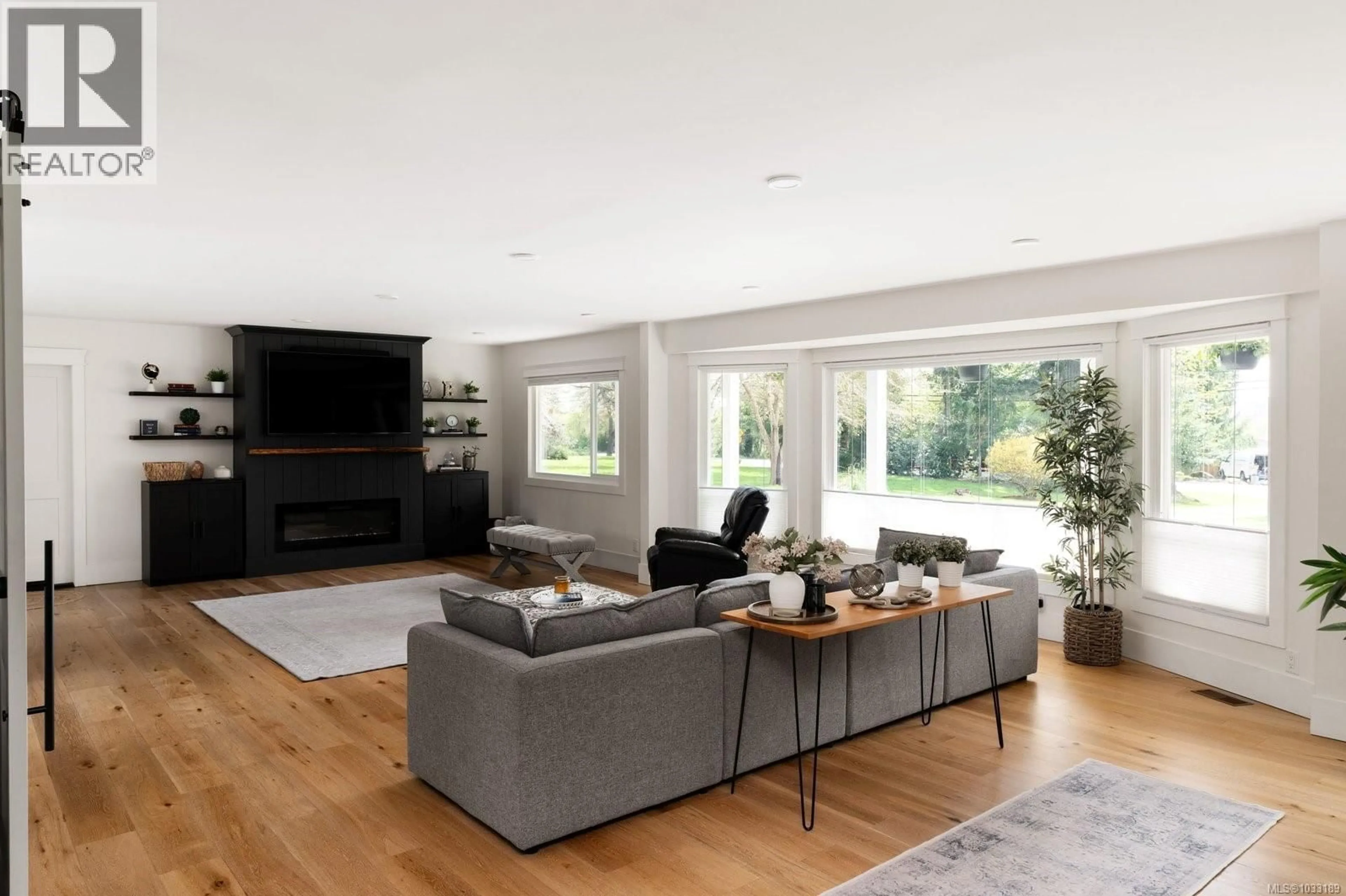 Living room with furniture, unknown for 826 BIRCH ROAD, North Saanich British Columbia V8L5R9