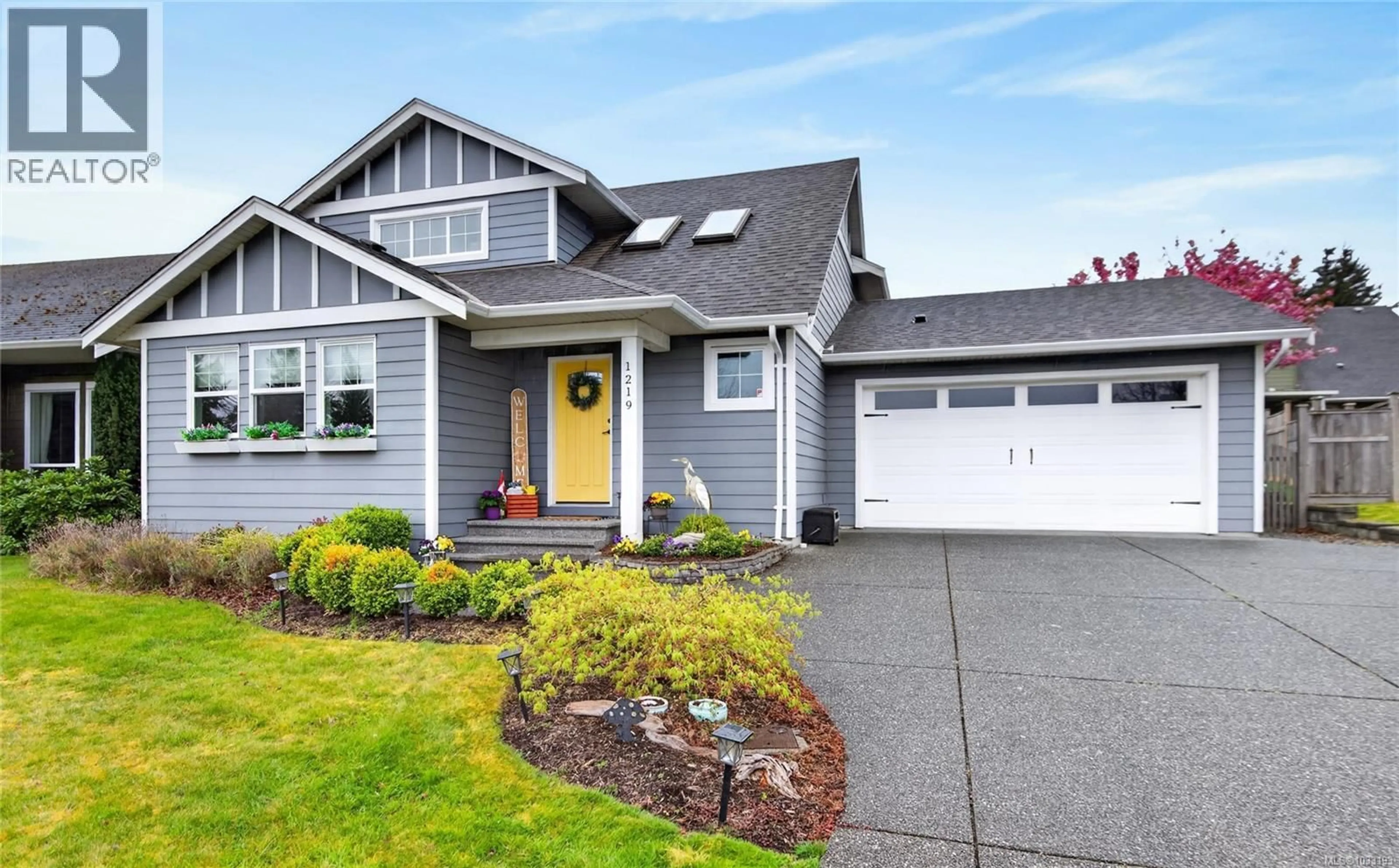 Home with vinyl exterior material, street for 1219 SLATER PLACE, Comox British Columbia V9M0A3