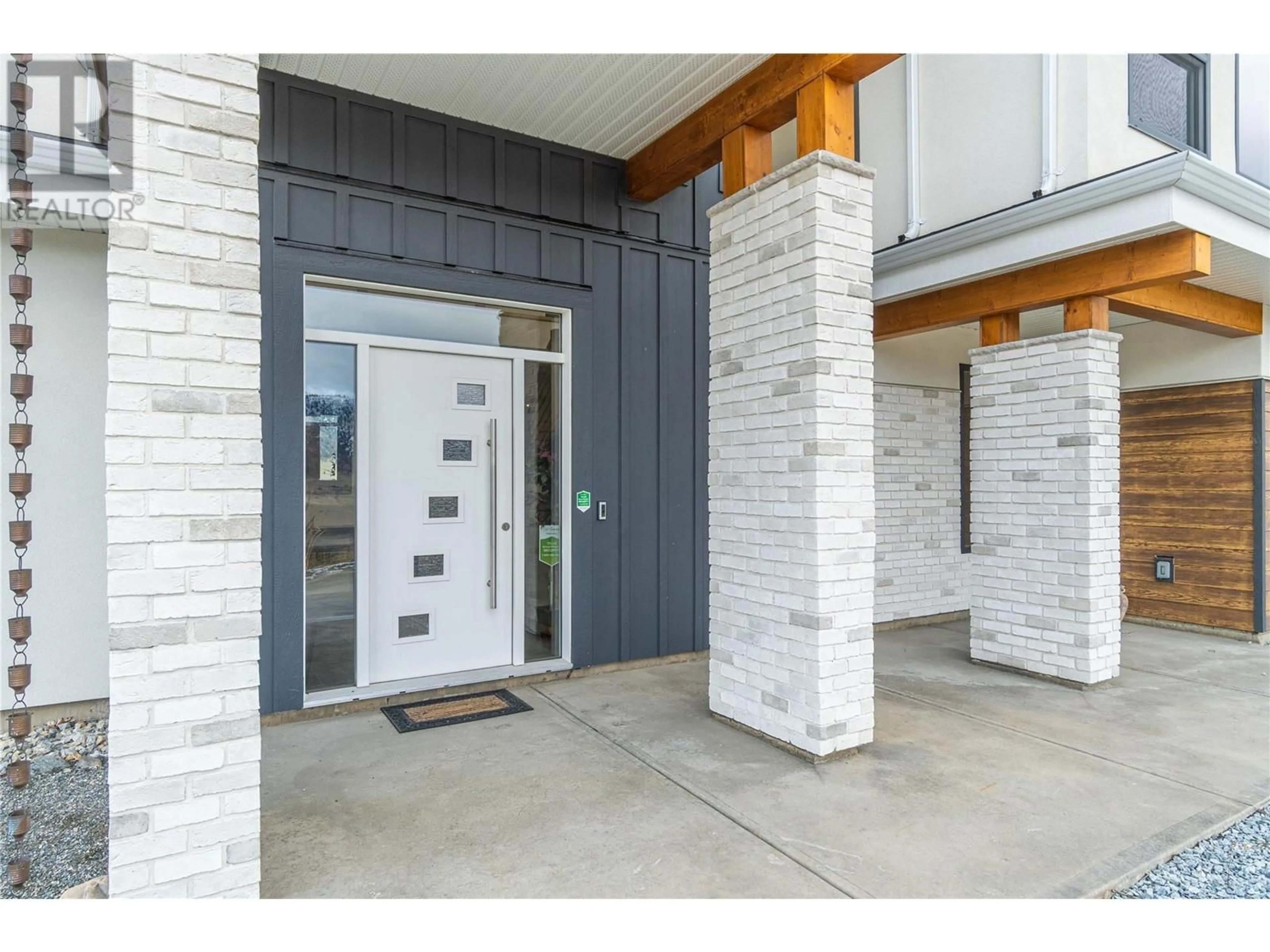 Indoor entryway for 3100 Kickinghorse Drive Unit# 11, Kamloops British Columbia V2E0B8