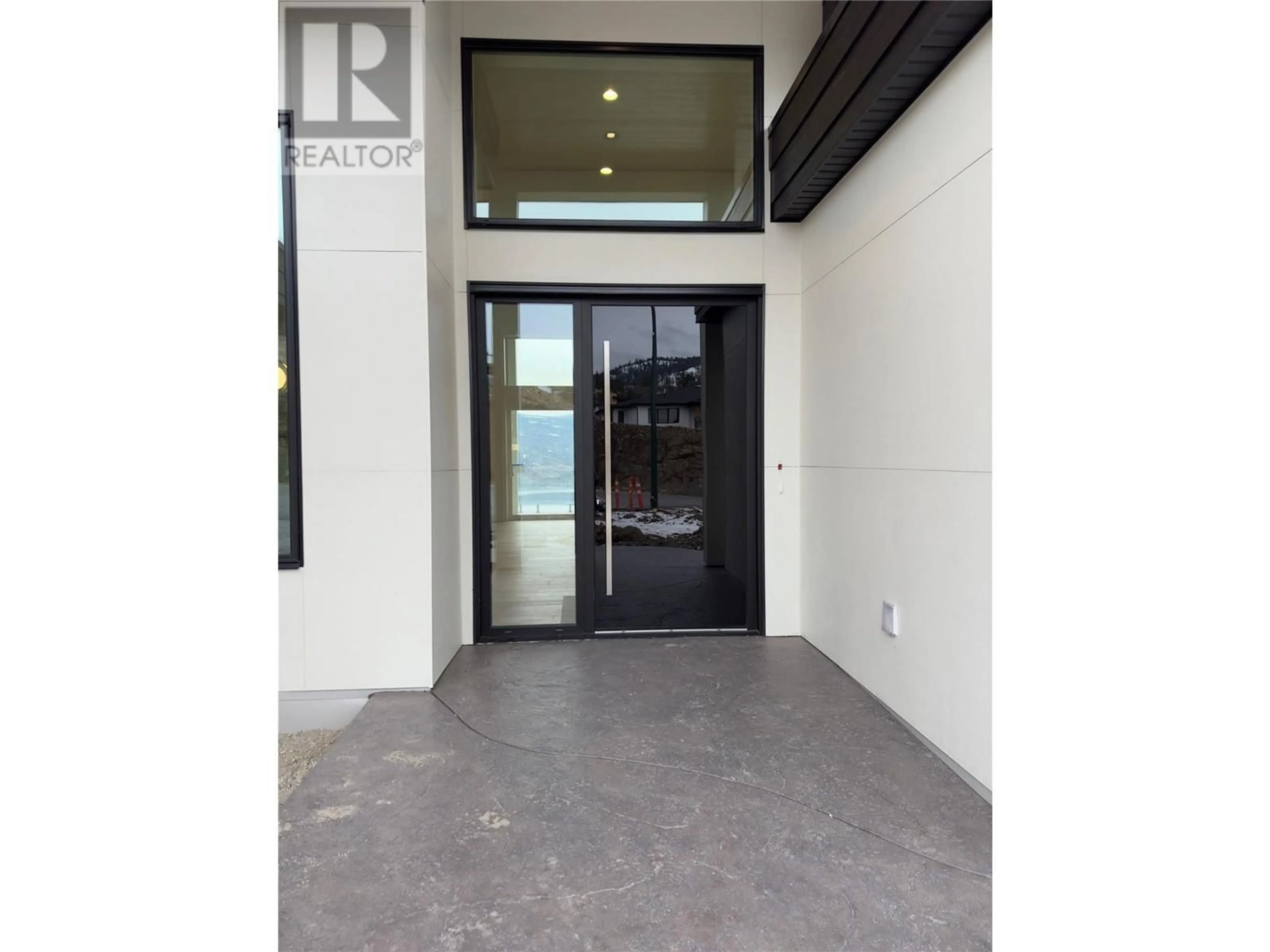 Indoor foyer for 18697 MCKENZIE COURT, Summerland British Columbia V0H1Z3