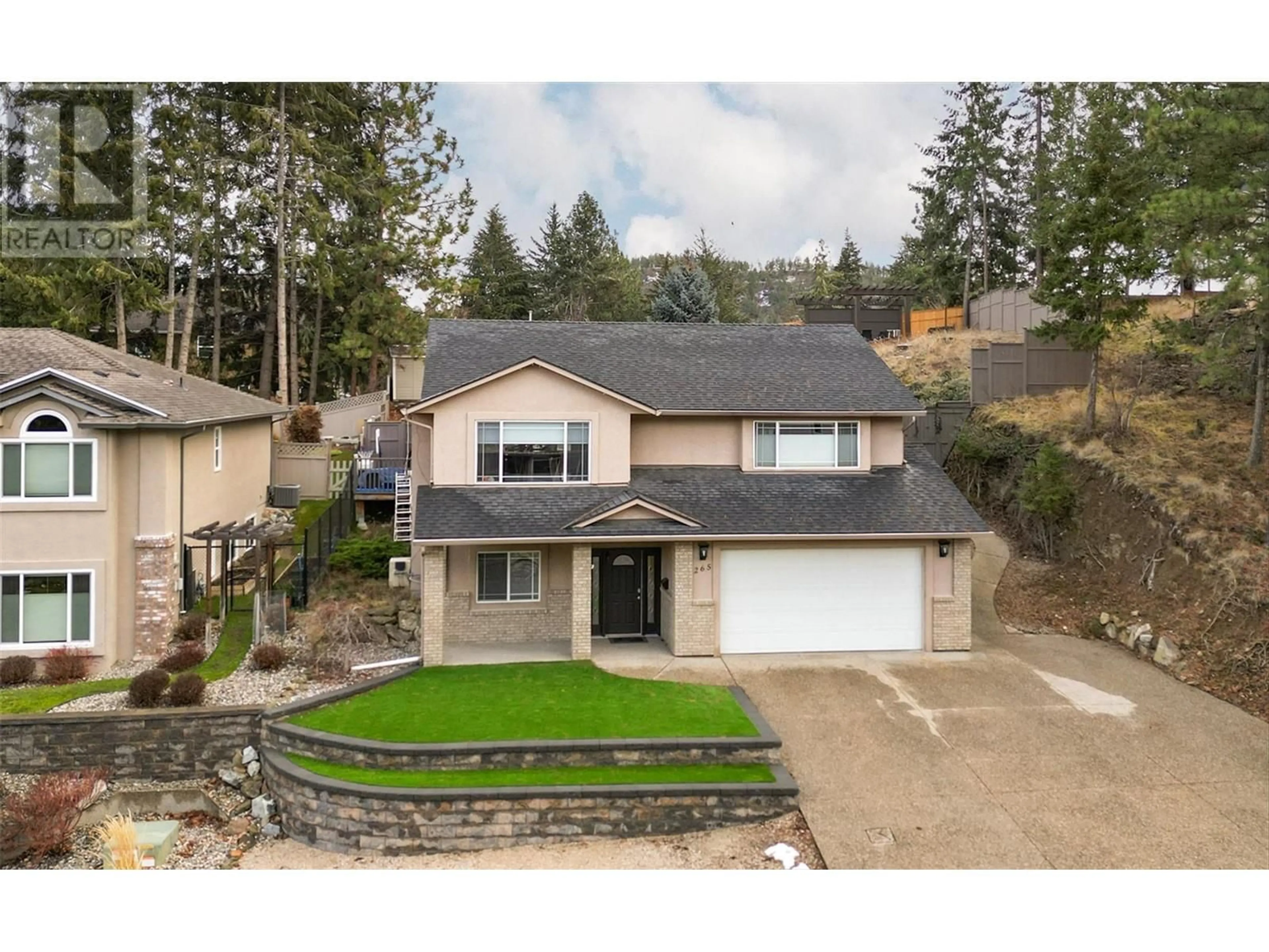 A pic from outside/outdoor area/front of a property/back of a property/a pic from drone, street for 265 Knightsbridge Way, Kelowna British Columbia V1V1N2