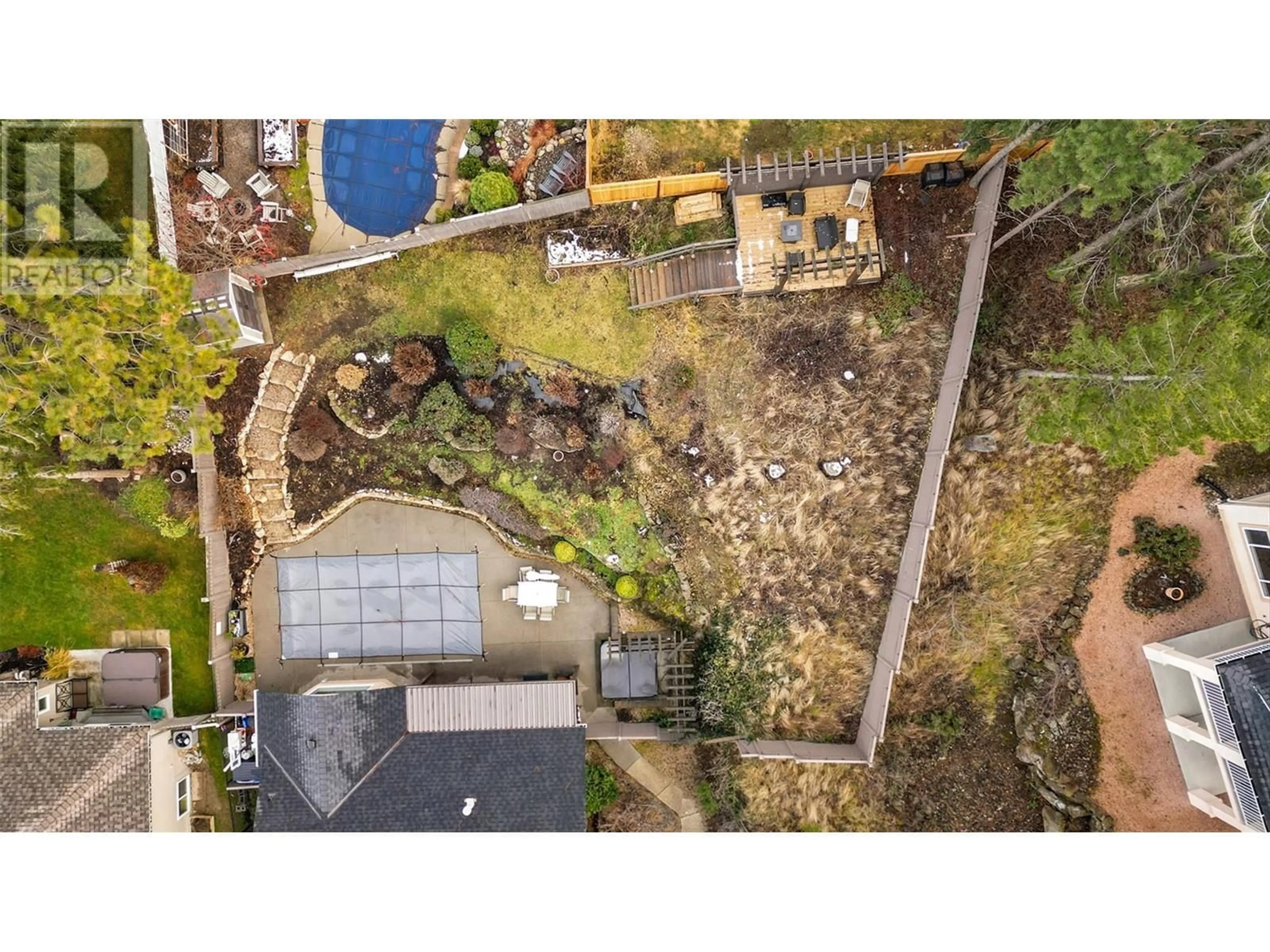 A pic from outside/outdoor area/front of a property/back of a property/a pic from drone, street for 265 Knightsbridge Way, Kelowna British Columbia V1V1N2