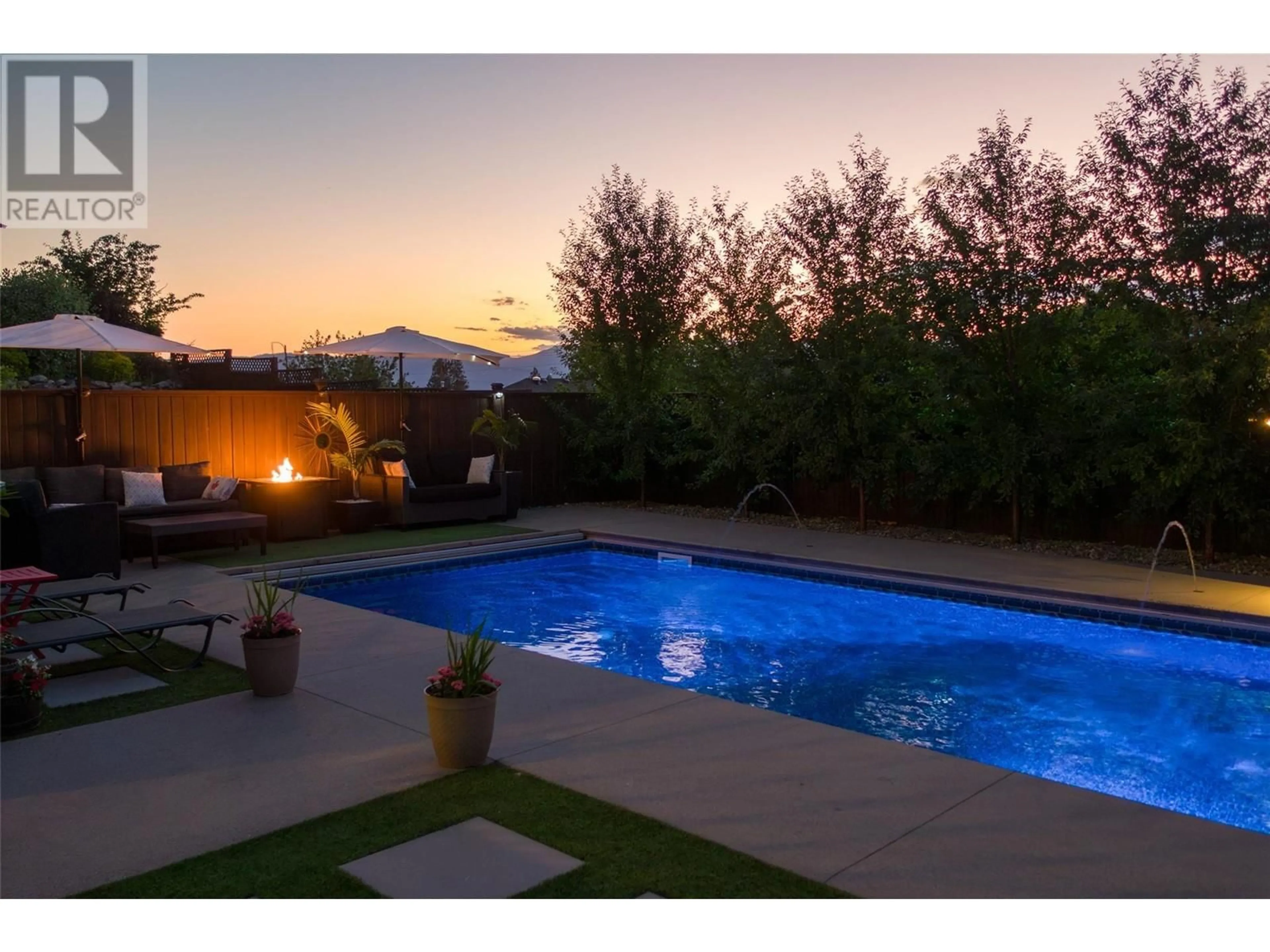 Pool for 524 South Crest Drive, Kelowna British Columbia V1W4W8