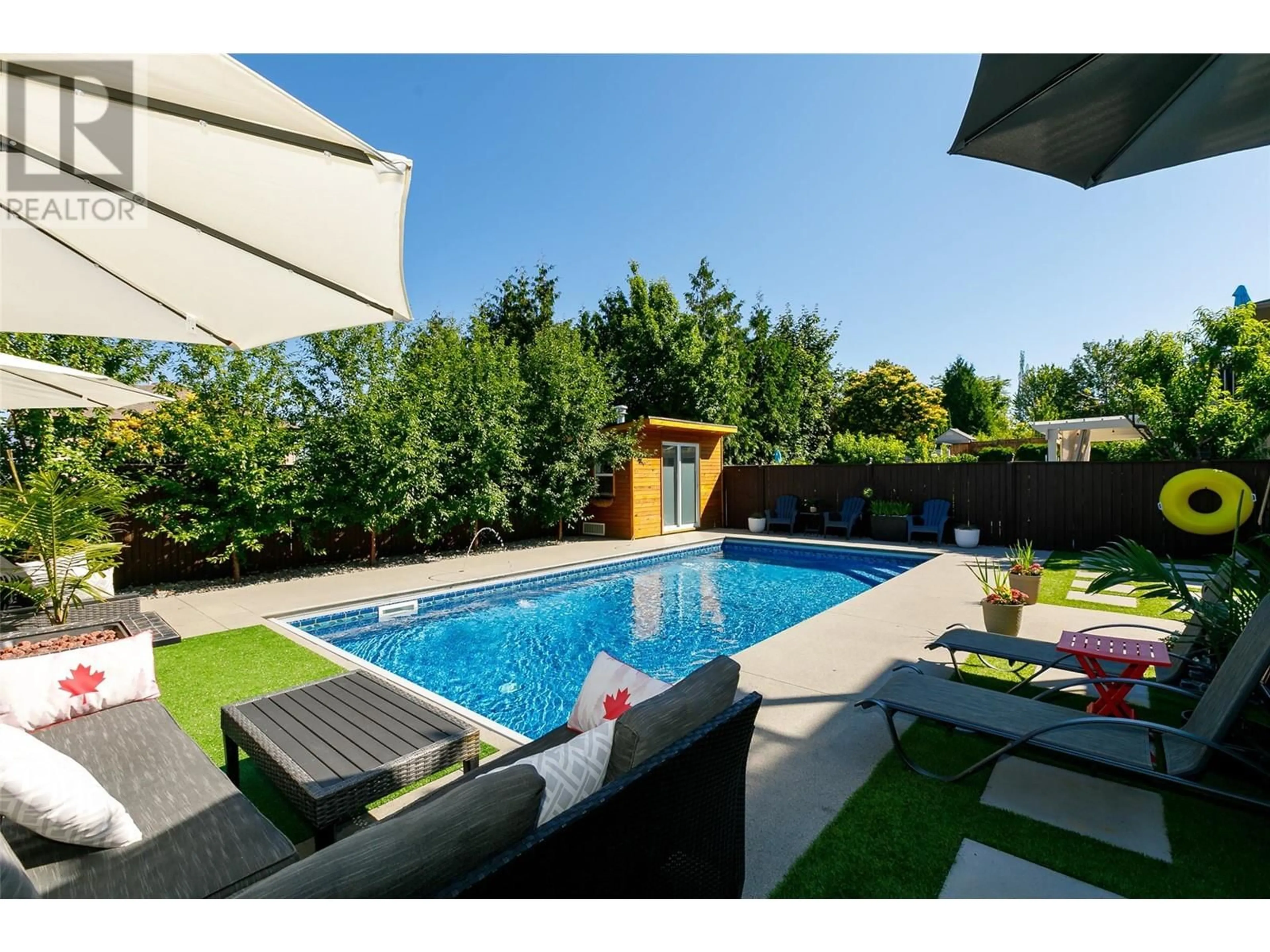 Pool for 524 South Crest Drive, Kelowna British Columbia V1W4W8