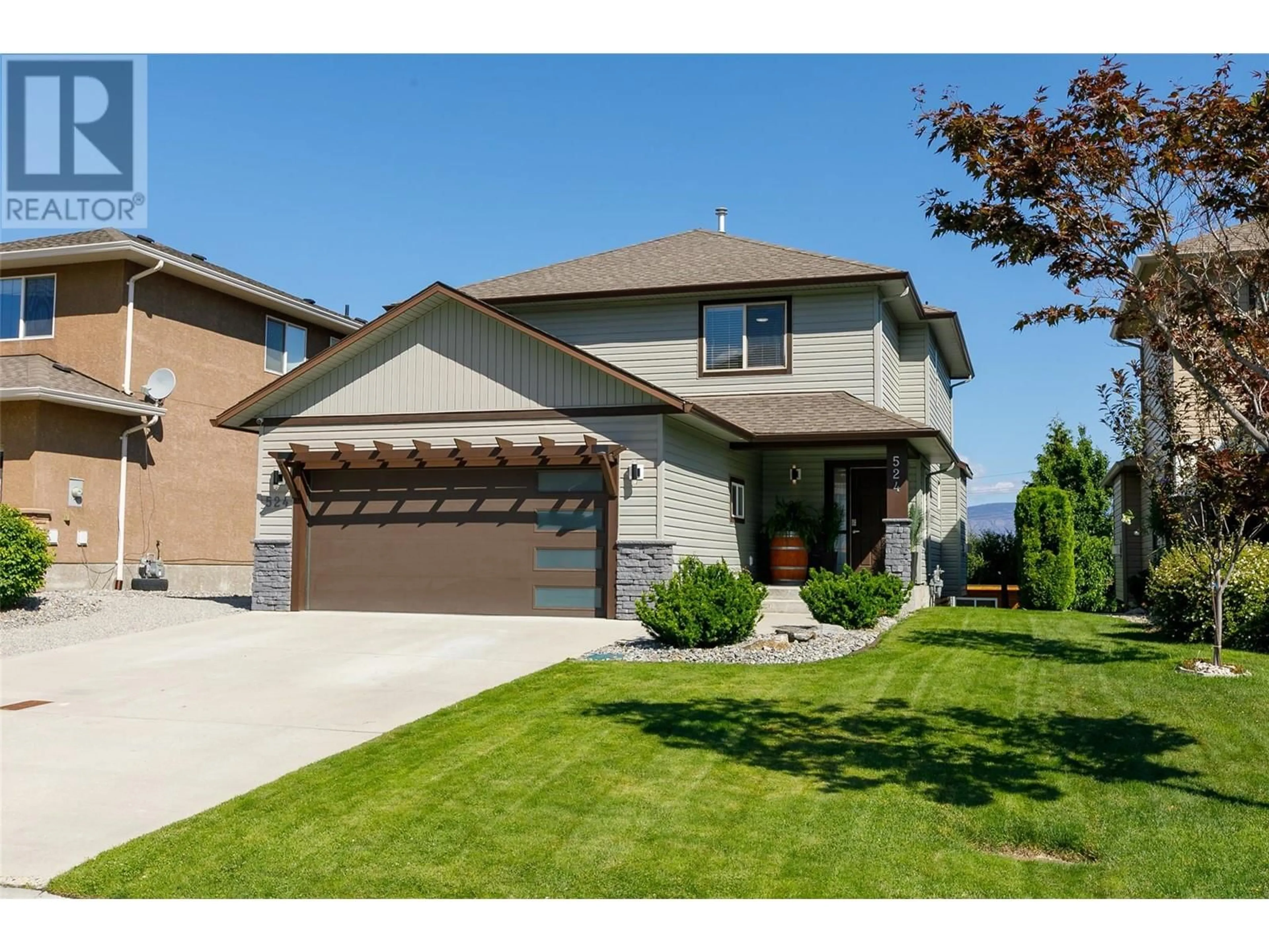 Home with vinyl exterior material, street for 524 South Crest Drive, Kelowna British Columbia V1W4W8