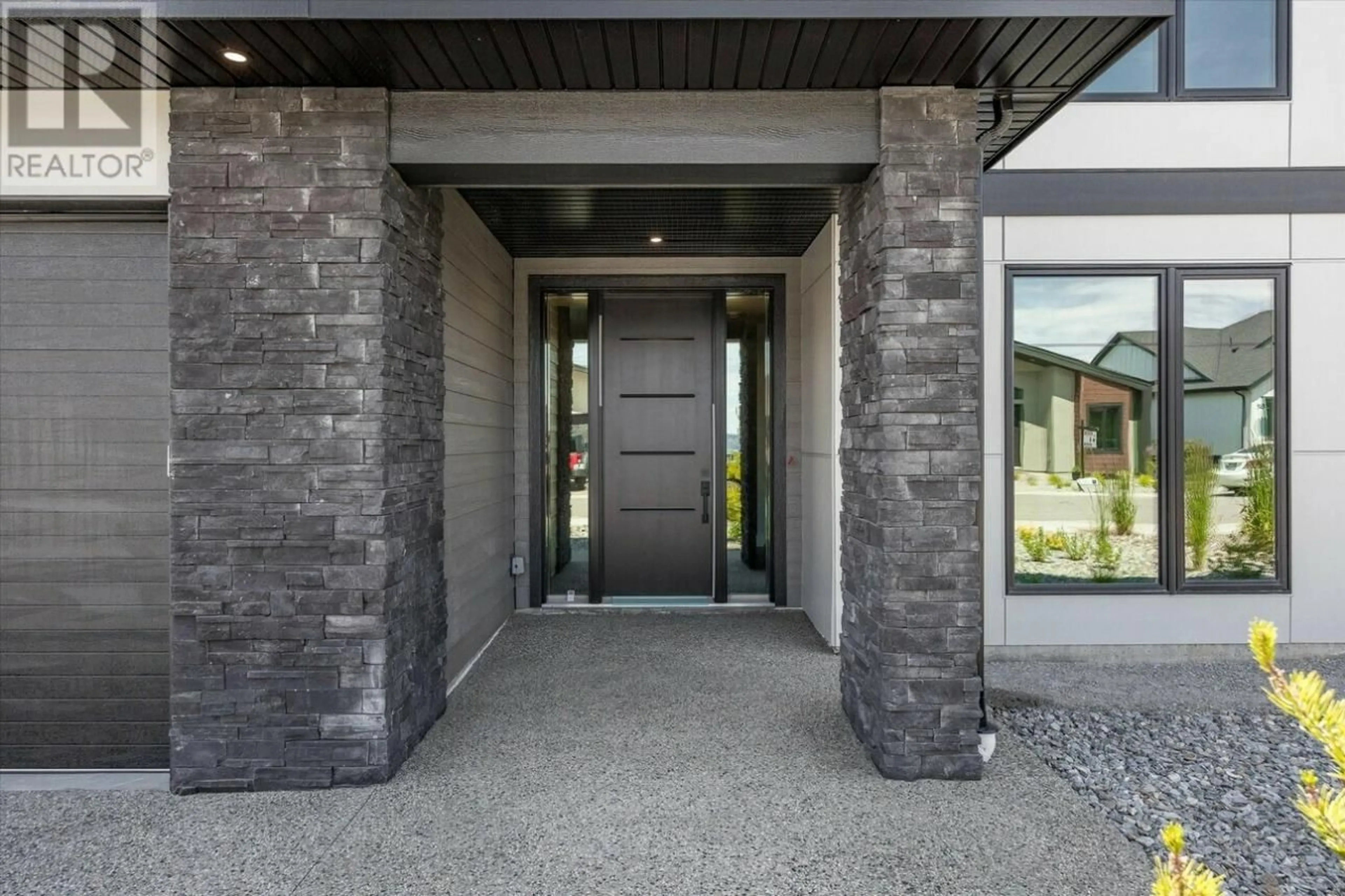 Indoor foyer for 1107 Collinson Court, Kelowna British Columbia V1W0C3