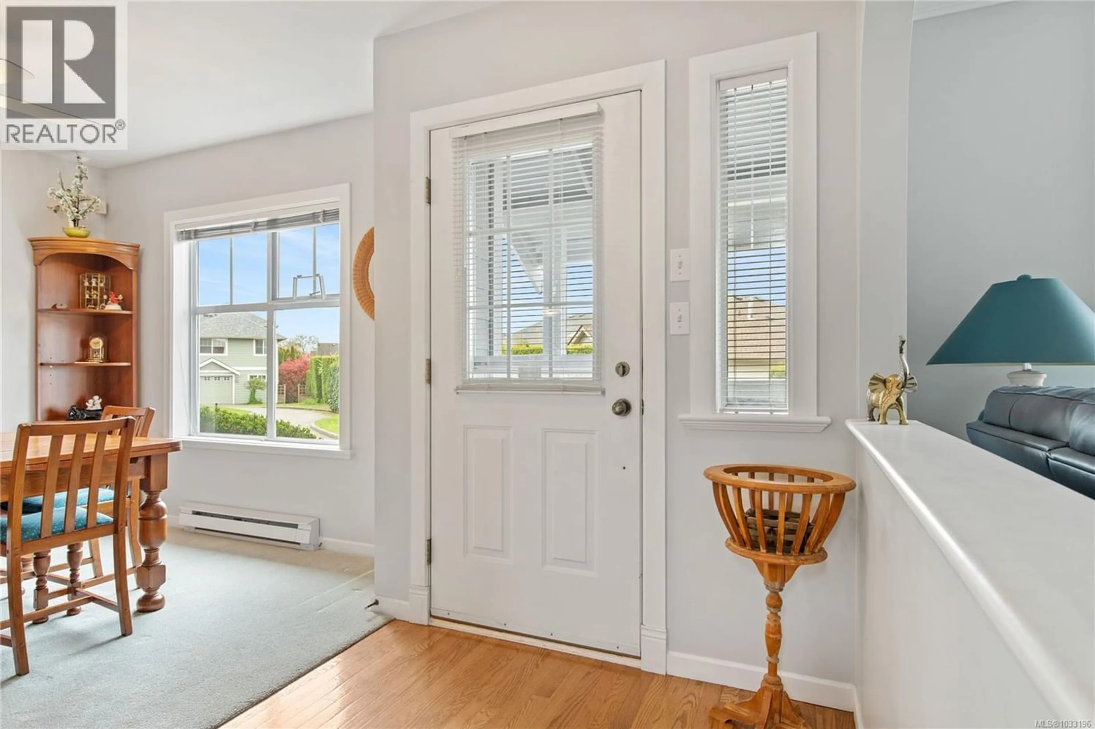 Indoor entryway for 4 - 4073 BLACKBERRY LANE, Saanich British Columbia V8X5J5