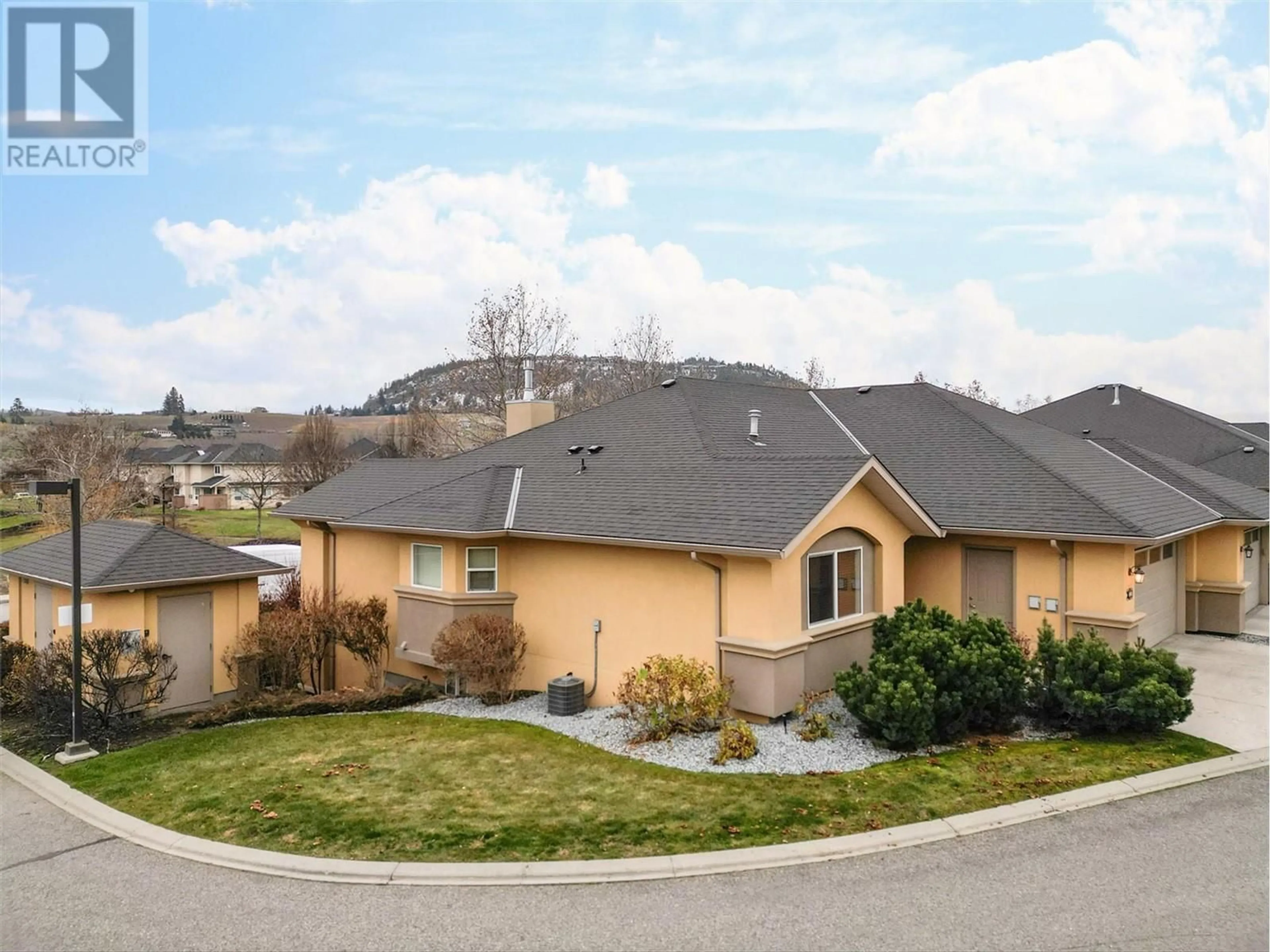 Home with vinyl exterior material, mountain view for 218 Glen Park Drive Unit# 1, Kelowna British Columbia V1V2W3