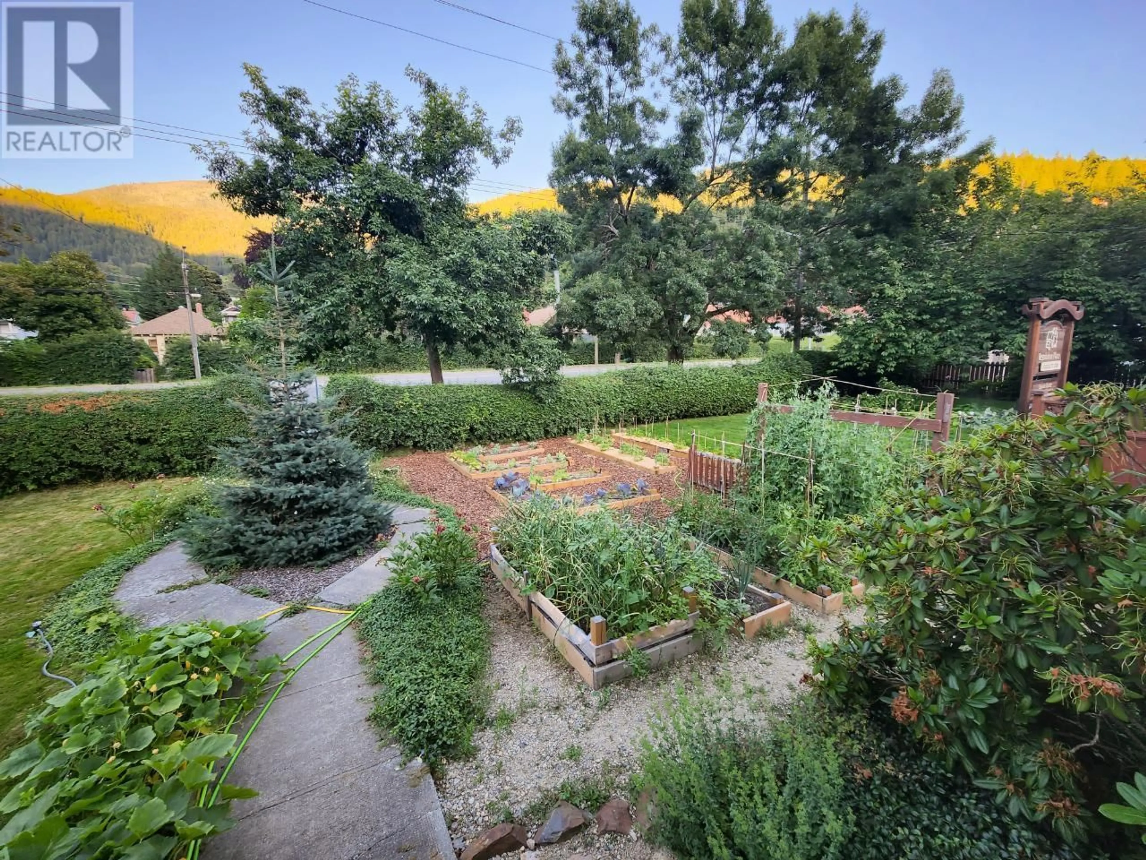 A pic from outside/outdoor area/front of a property/back of a property/a pic from drone, unknown for 413 NELSON AVENUE, Nelson British Columbia V1L2N1
