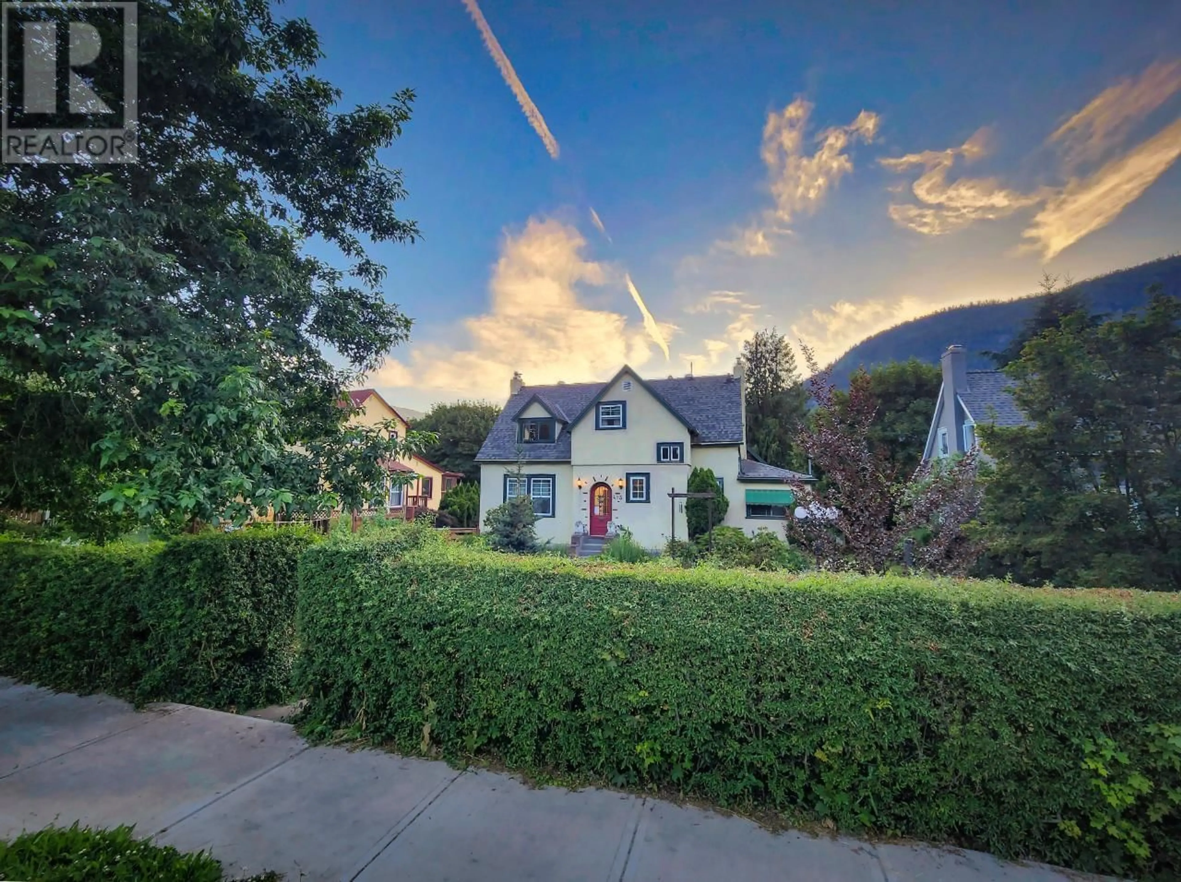 A pic from outside/outdoor area/front of a property/back of a property/a pic from drone, mountain view for 413 NELSON Avenue, Nelson British Columbia V1L2N1