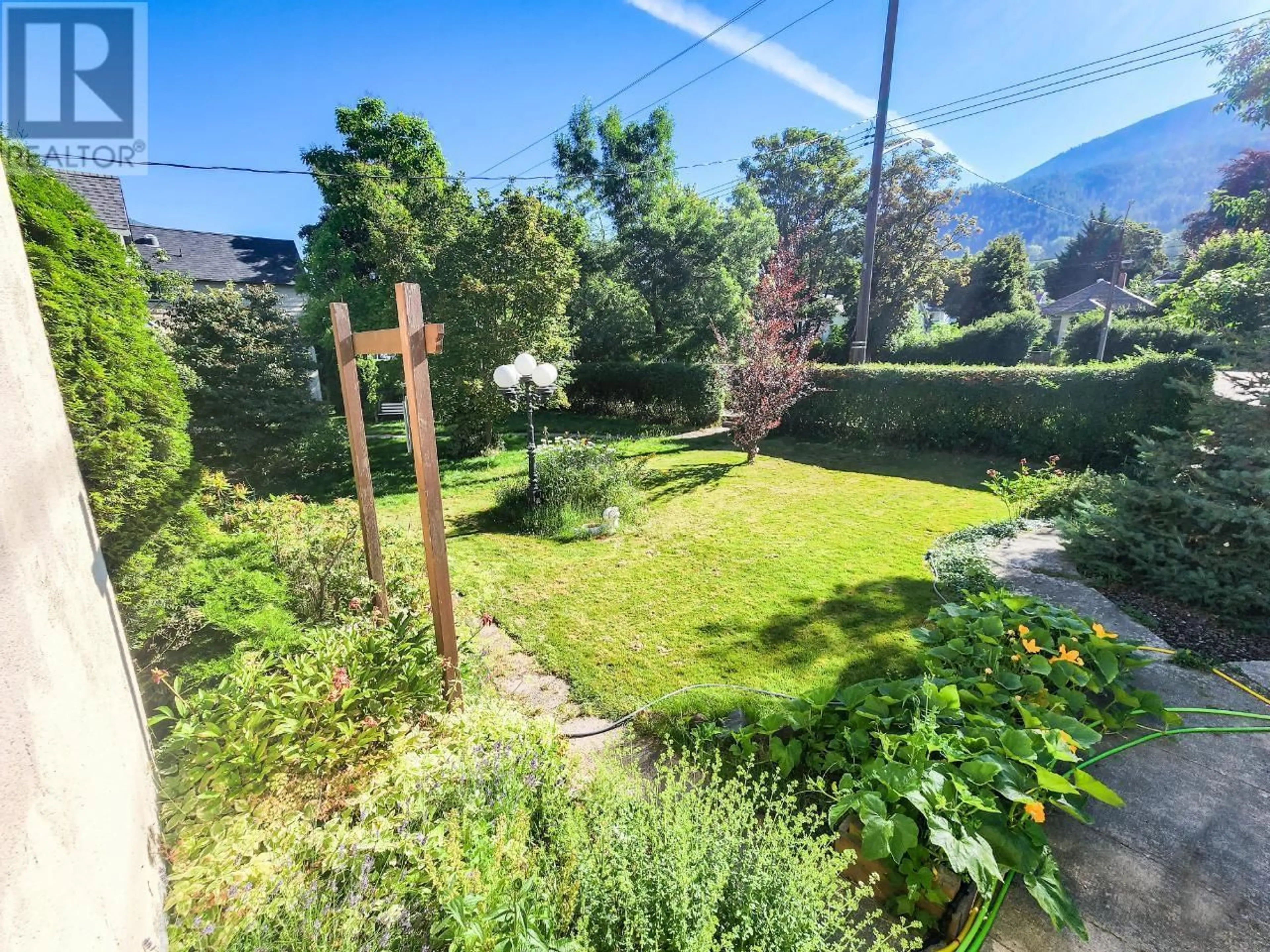 A pic from outside/outdoor area/front of a property/back of a property/a pic from drone, mountain view for 413 NELSON Avenue, Nelson British Columbia V1L2N1