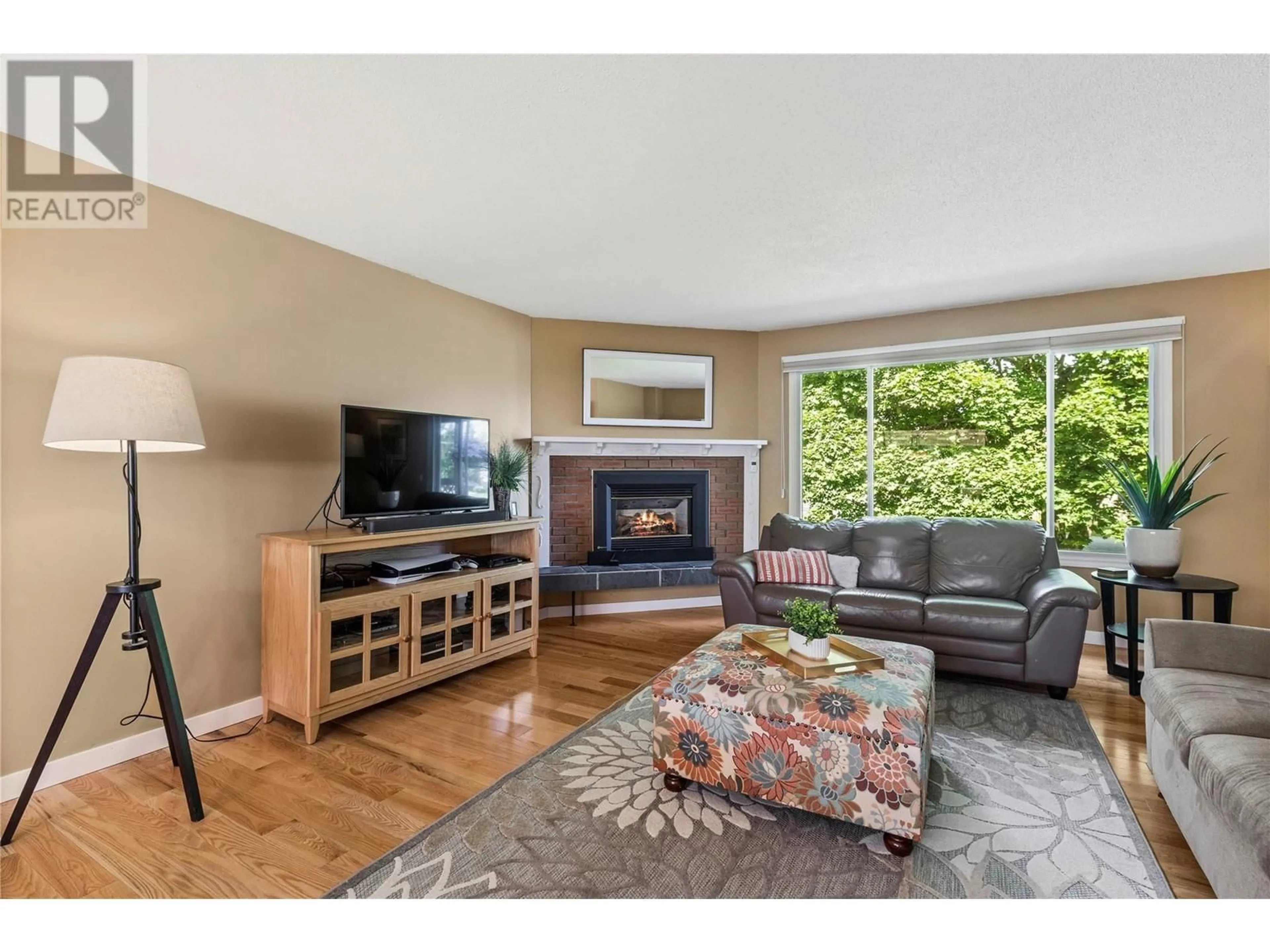 Living room with furniture, wood/laminate floor for 880 28th Street SE, Salmon Arm British Columbia V1E2H3