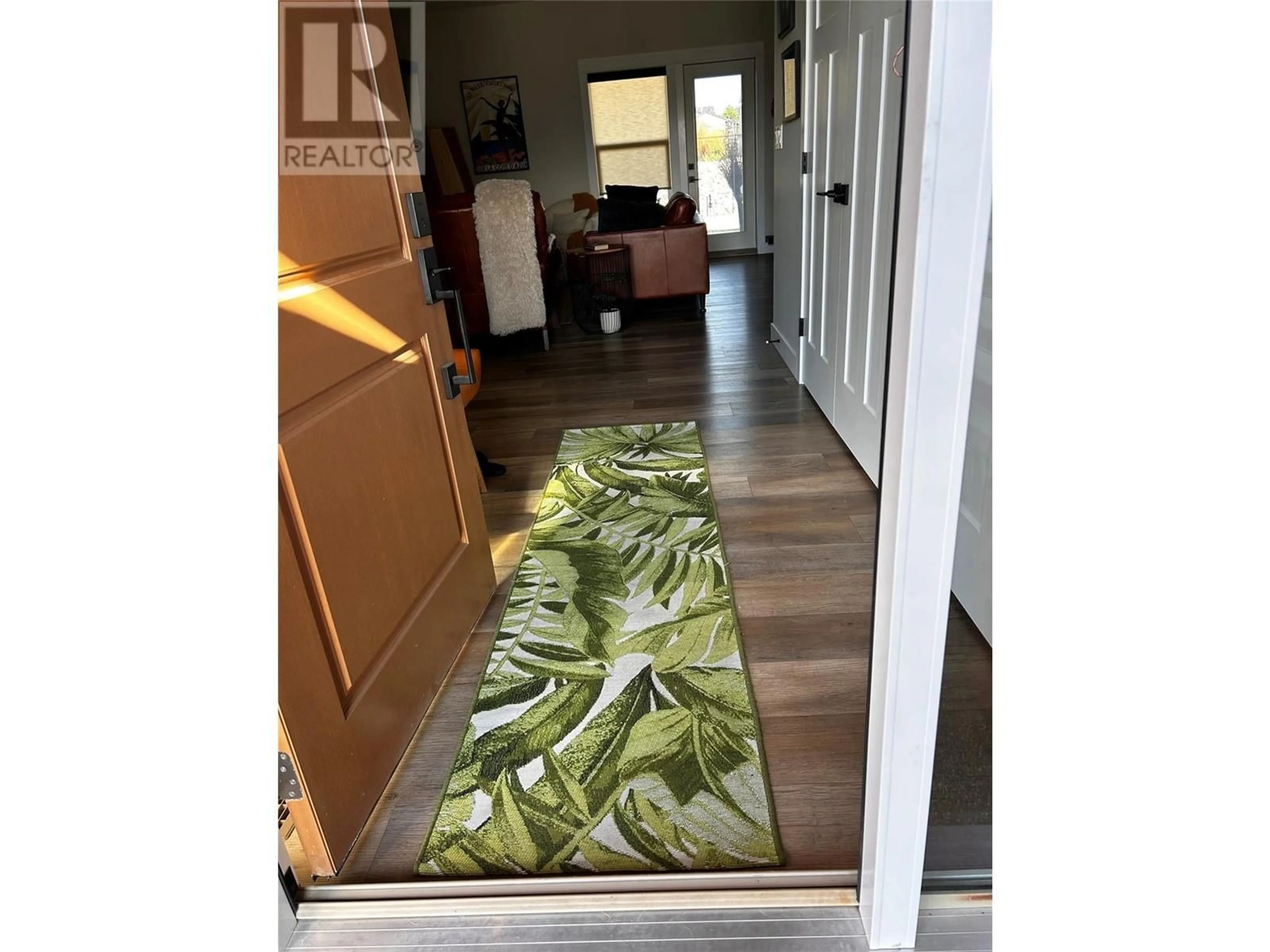 Indoor entryway for 1008 10 Avenue, Vernon British Columbia V1H1Z1