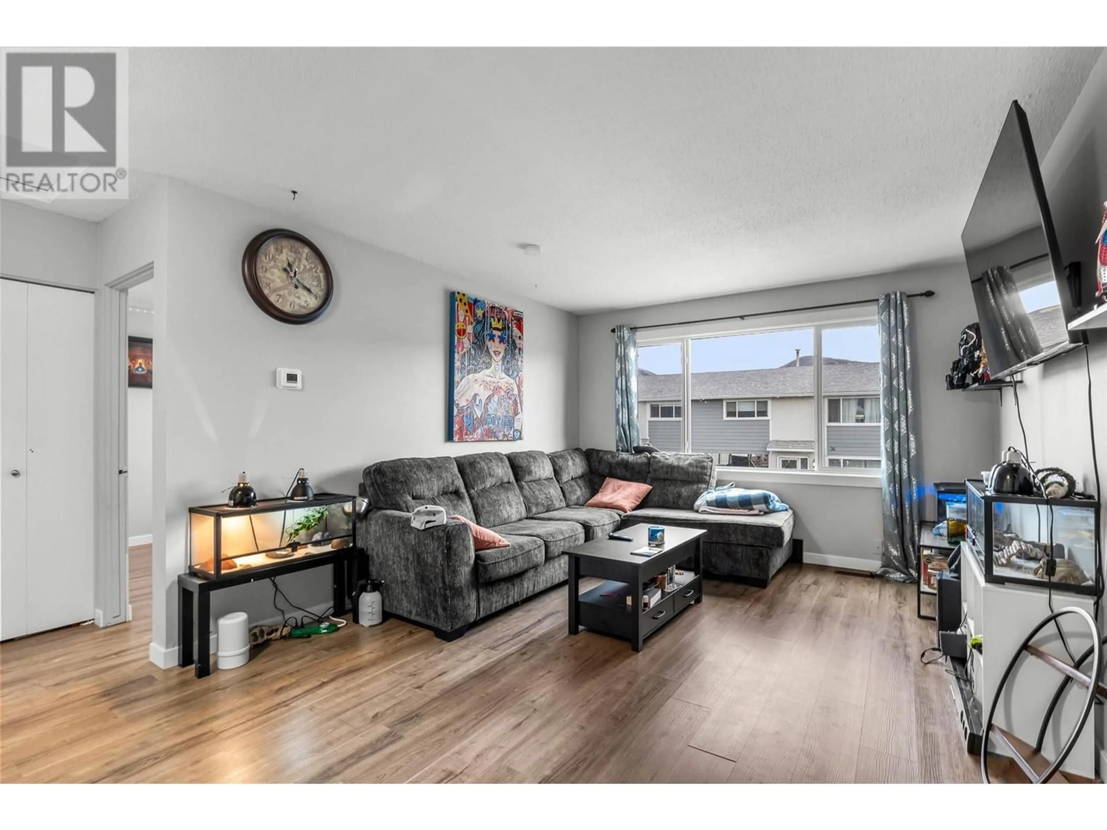 Living room with furniture, wood/laminate floor for 800 VALHALLA Drive Unit# 33, Kamloops British Columbia V2H1T7