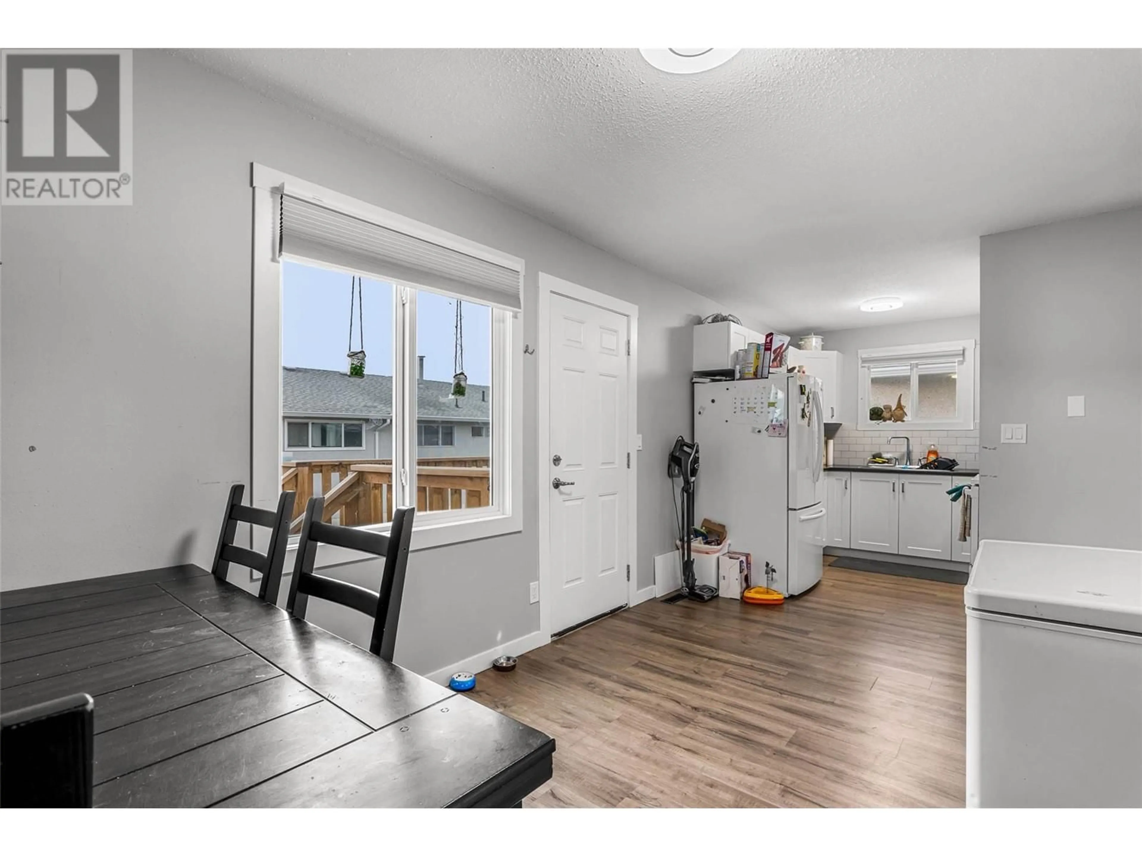 Open concept kitchen, wood/laminate floor for 800 VALHALLA Drive Unit# 33, Kamloops British Columbia V2H1T7