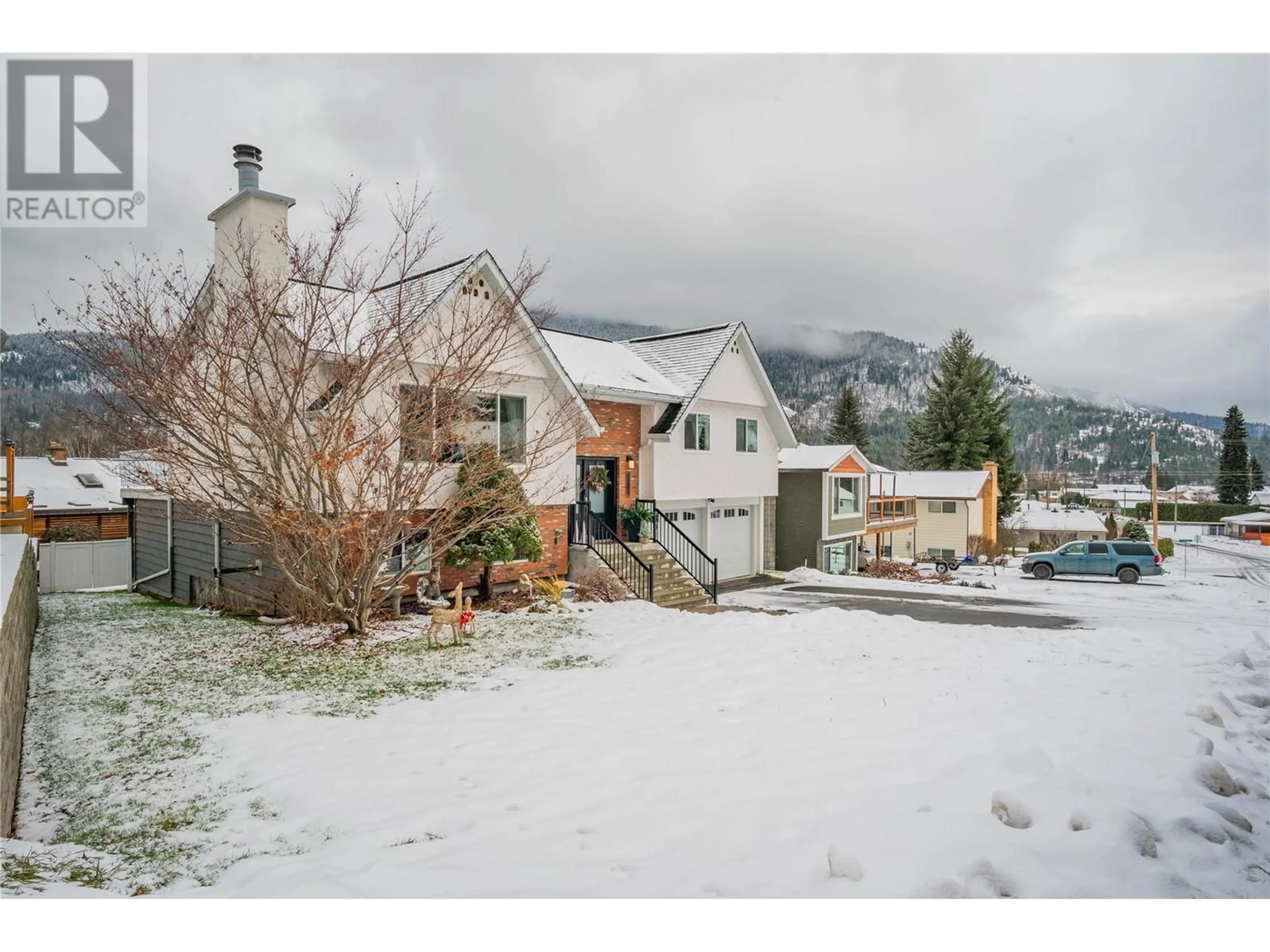 A pic from outside/outdoor area/front of a property/back of a property/a pic from drone, street for 905 7th Street, Montrose British Columbia V0G1P0