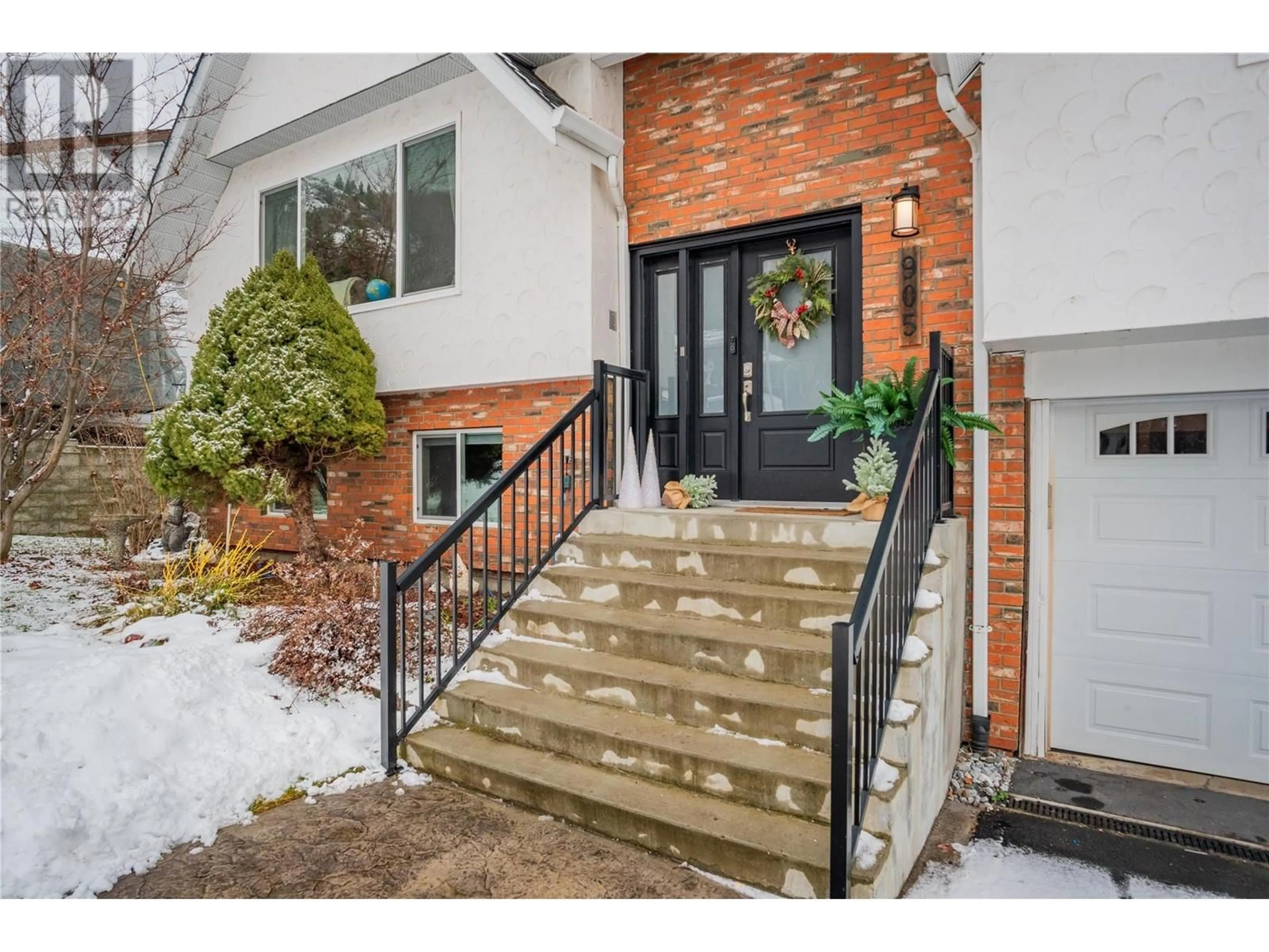 Indoor entryway for 905 7th Street, Montrose British Columbia V0G1P0