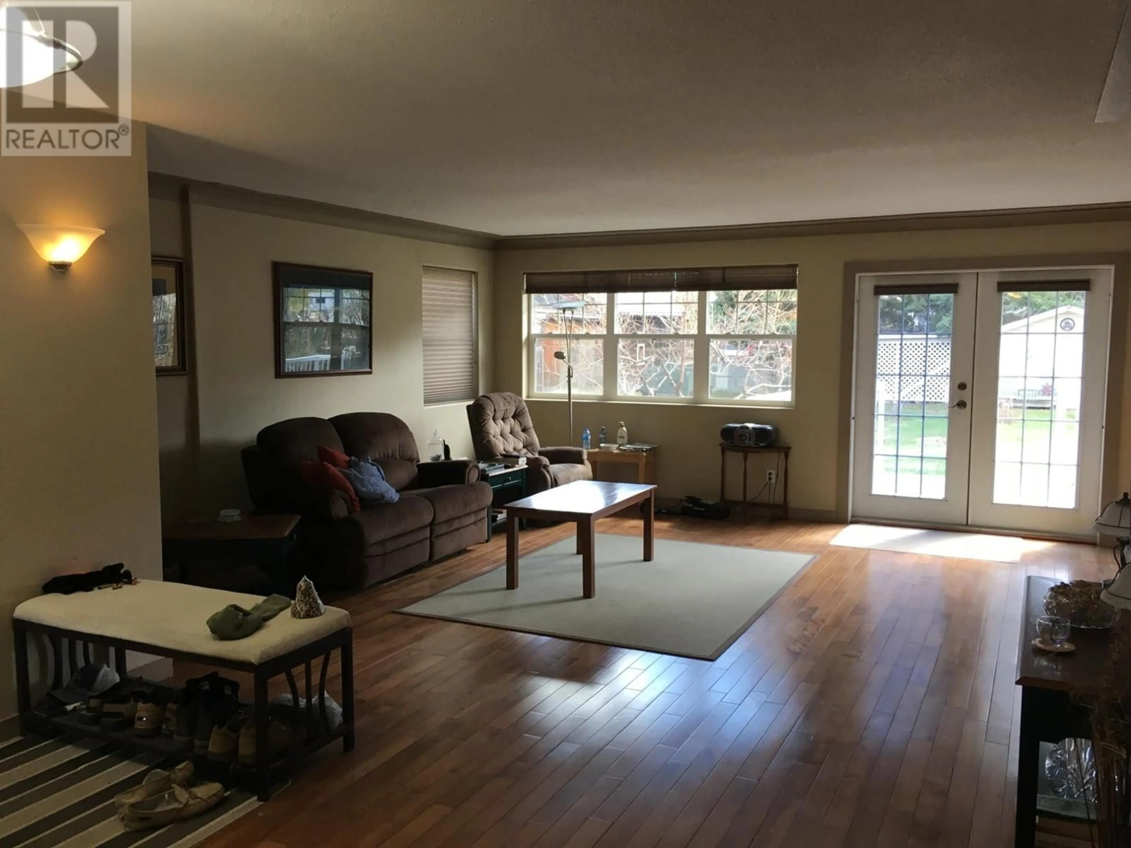 Living room with furniture, wood/laminate floor for 889 ELDER ROAD, Kamloops British Columbia V2B6K9