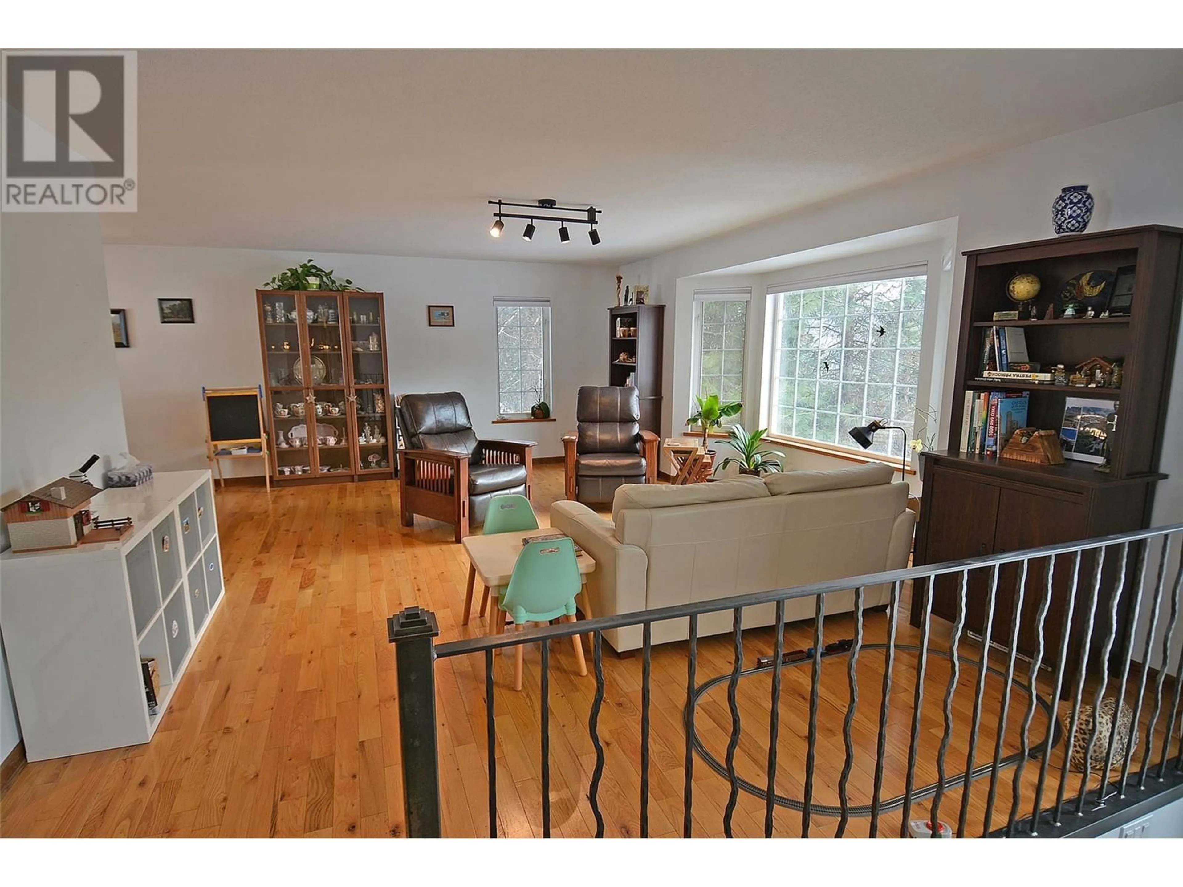 Living room with furniture, wood/laminate floor for 3831 WOODCREST Road, Bonnington British Columbia V0G2G3