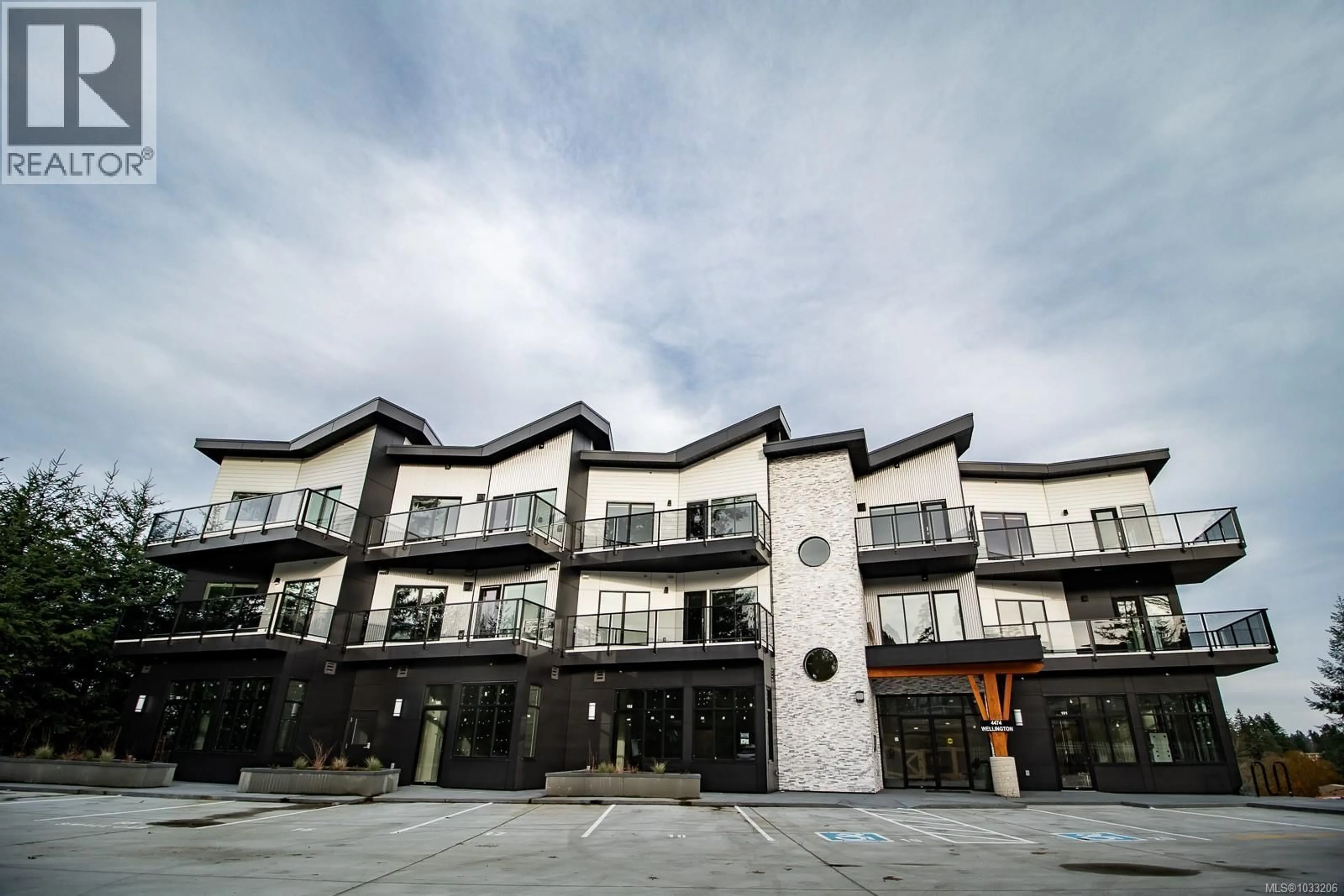 Patio, building for 301 - 4474 WELLINGTON ROAD, Nanaimo British Columbia V9T2H3