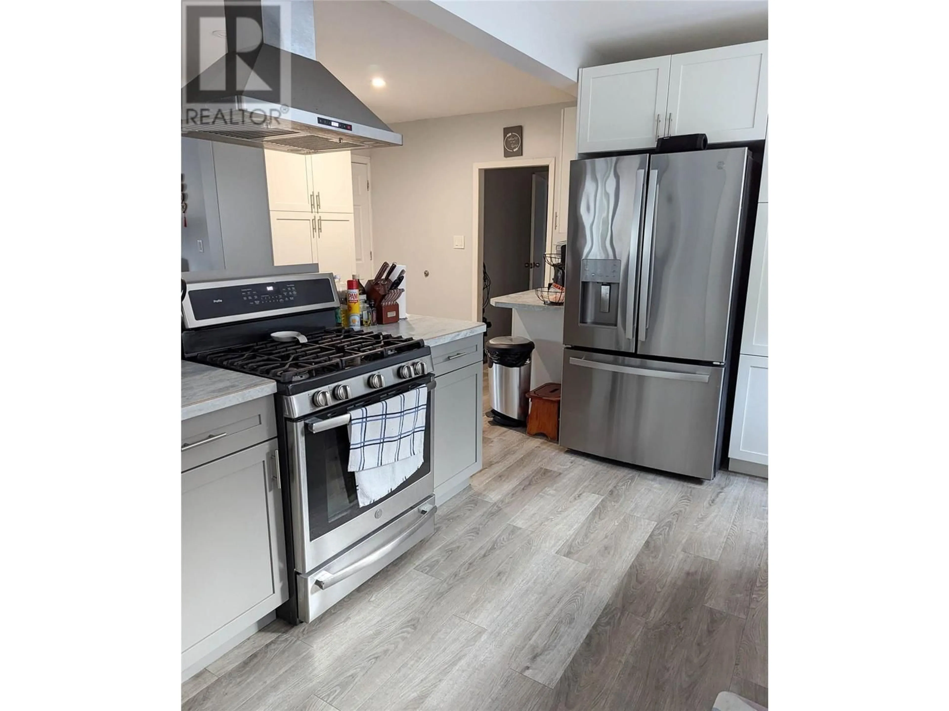 Open concept kitchen, wood/laminate floor for 2308 COLUMBIA Avenue, Castlegar British Columbia V1N2X1