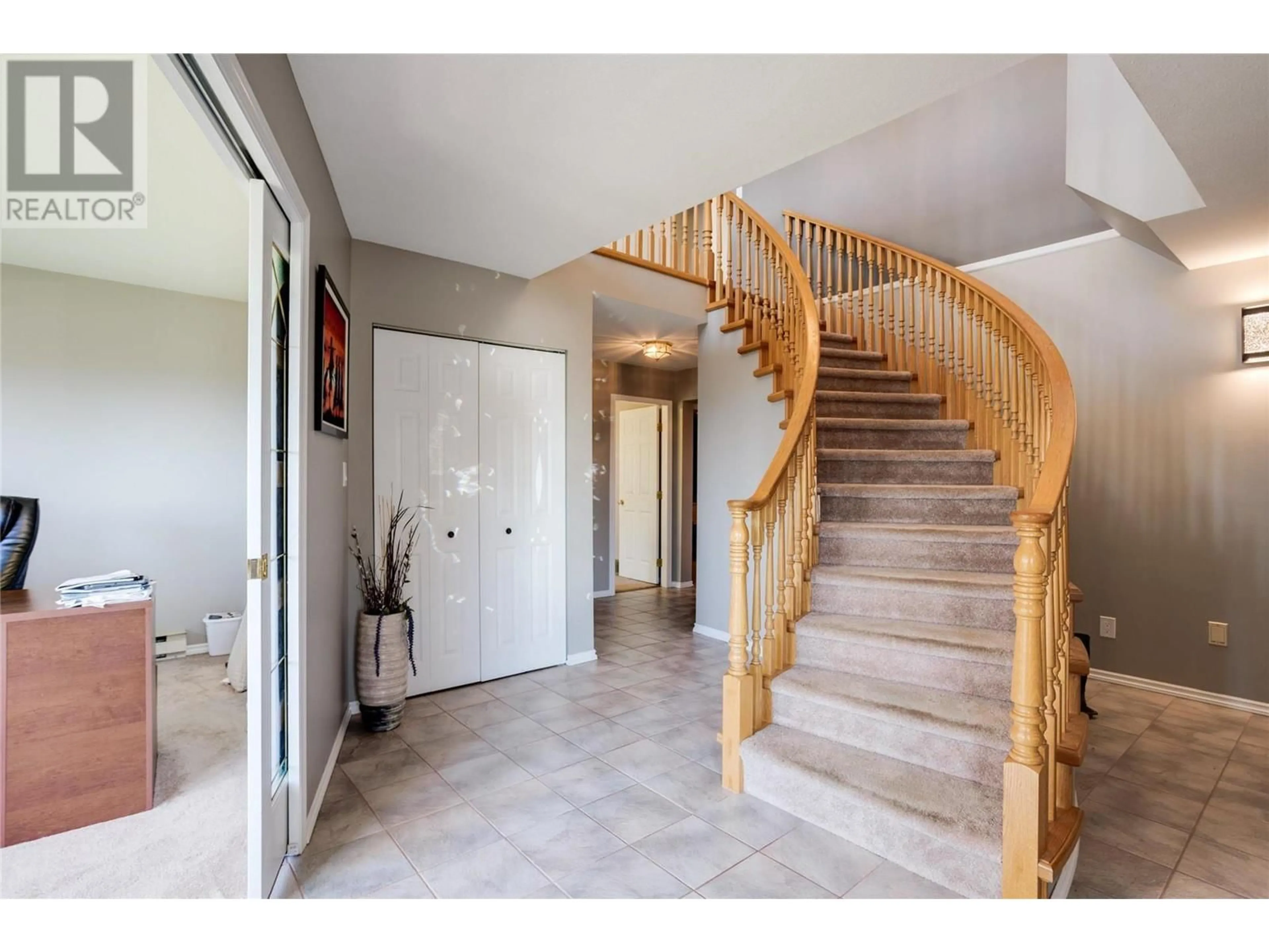 Indoor foyer for 1175 Toovey Road, Kelowna British Columbia V1X6R3