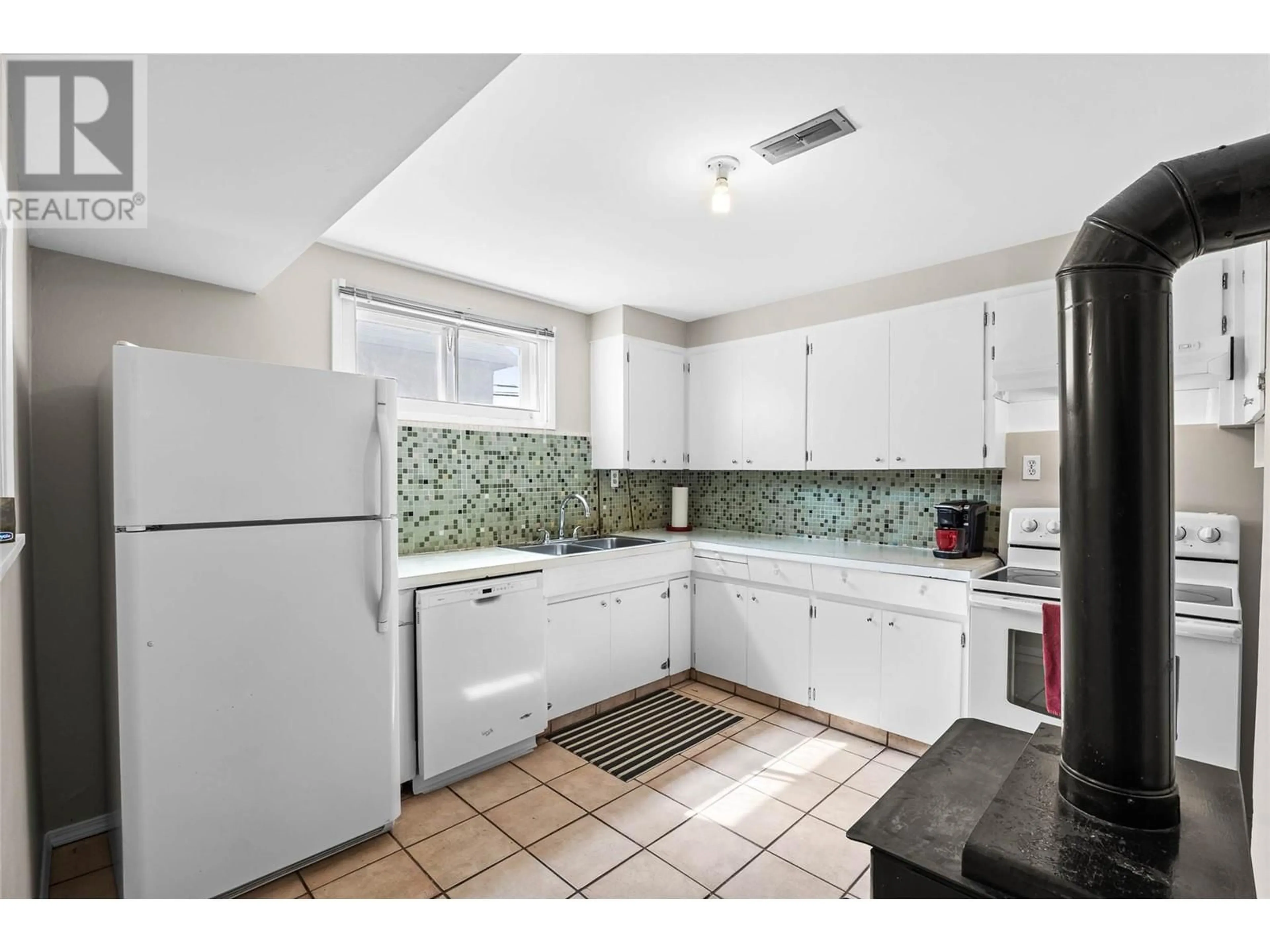 Standard kitchen, ceramic/tile floor for 936 SURREY AVENUE, Kamloops British Columbia V2B1P9