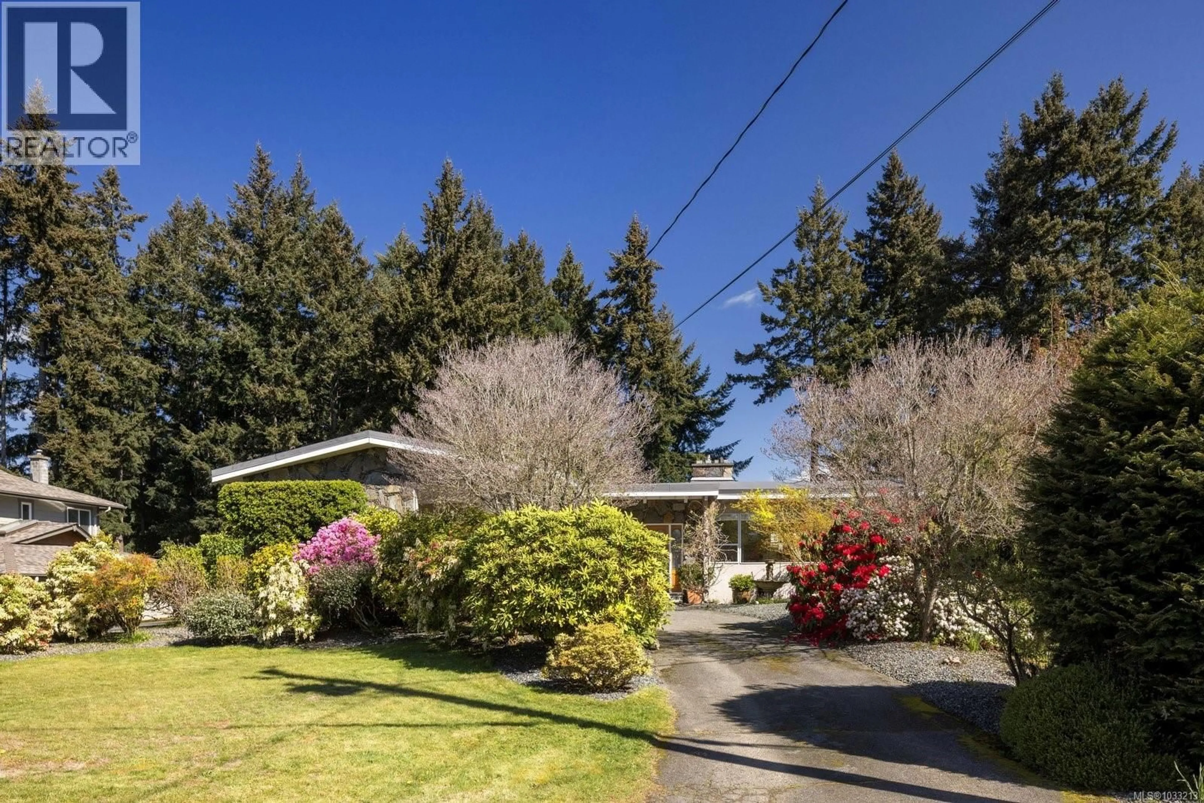 A pic from outside/outdoor area/front of a property/back of a property/a pic from drone, street for 2264 ALDEANE AVENUE, Colwood British Columbia V9B2C7