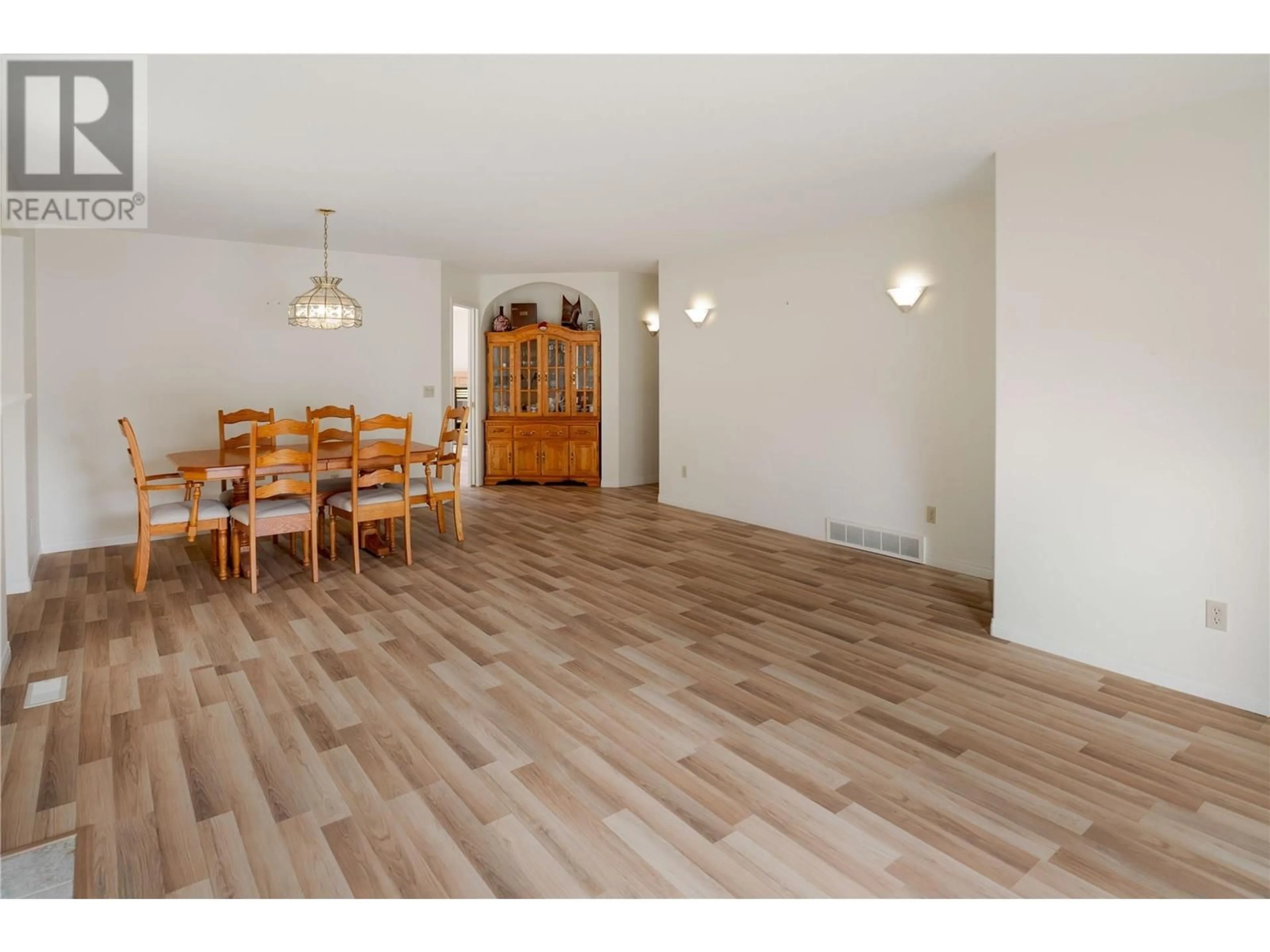 Dining room, wood/laminate floor for 550 Yates Road Unit# 422, Kelowna British Columbia V1V1Z4