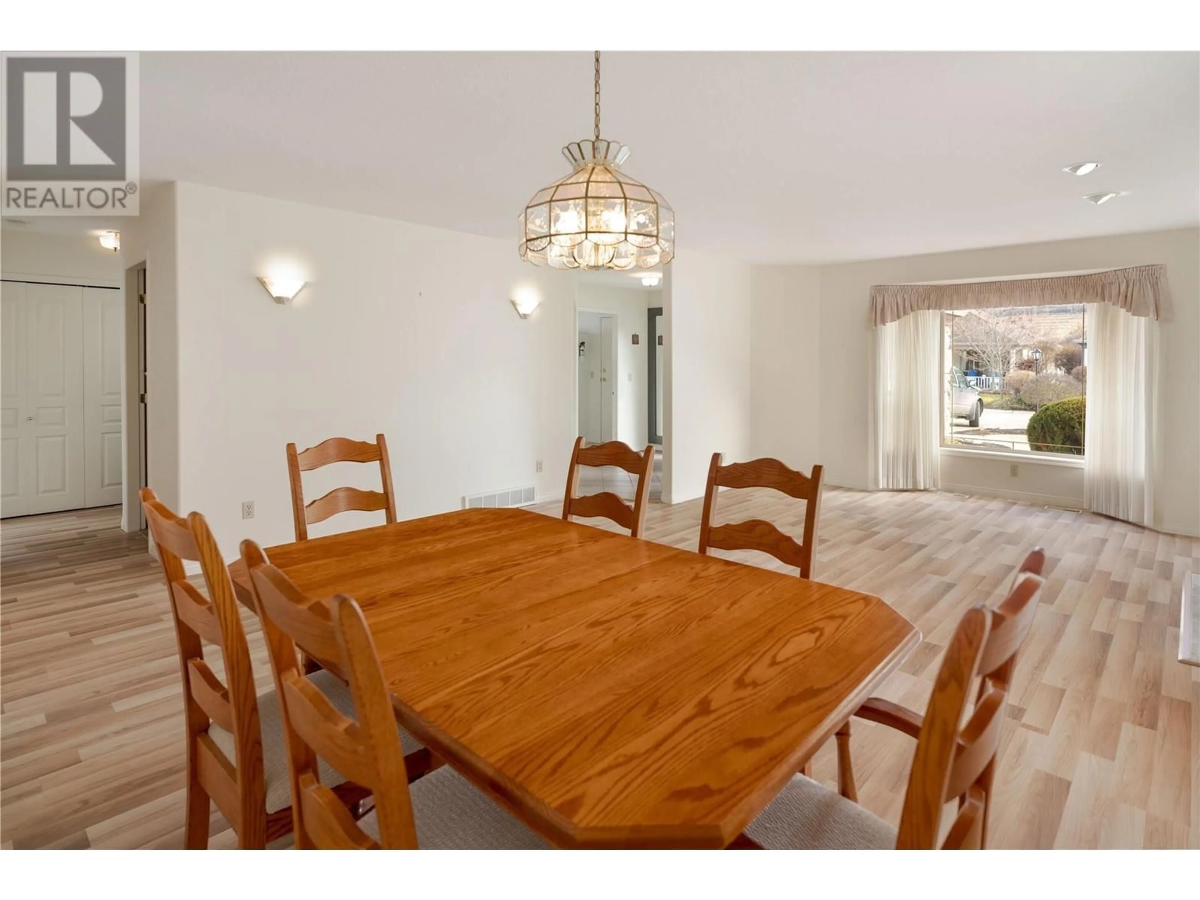 Dining room, wood/laminate floor for 550 Yates Road Unit# 422, Kelowna British Columbia V1V1Z4