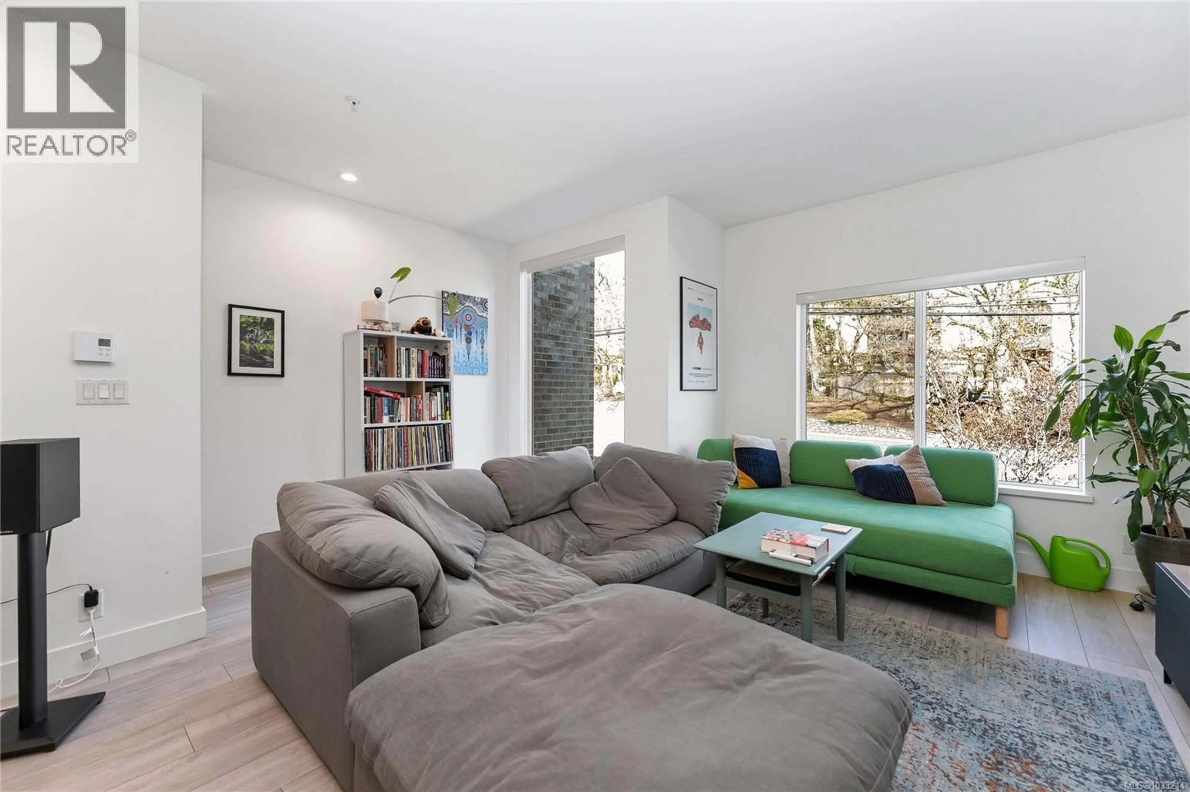 Living room with furniture, unknown for 4 - 991 MCKENZIE AVENUE, Saanich British Columbia V8X3G8