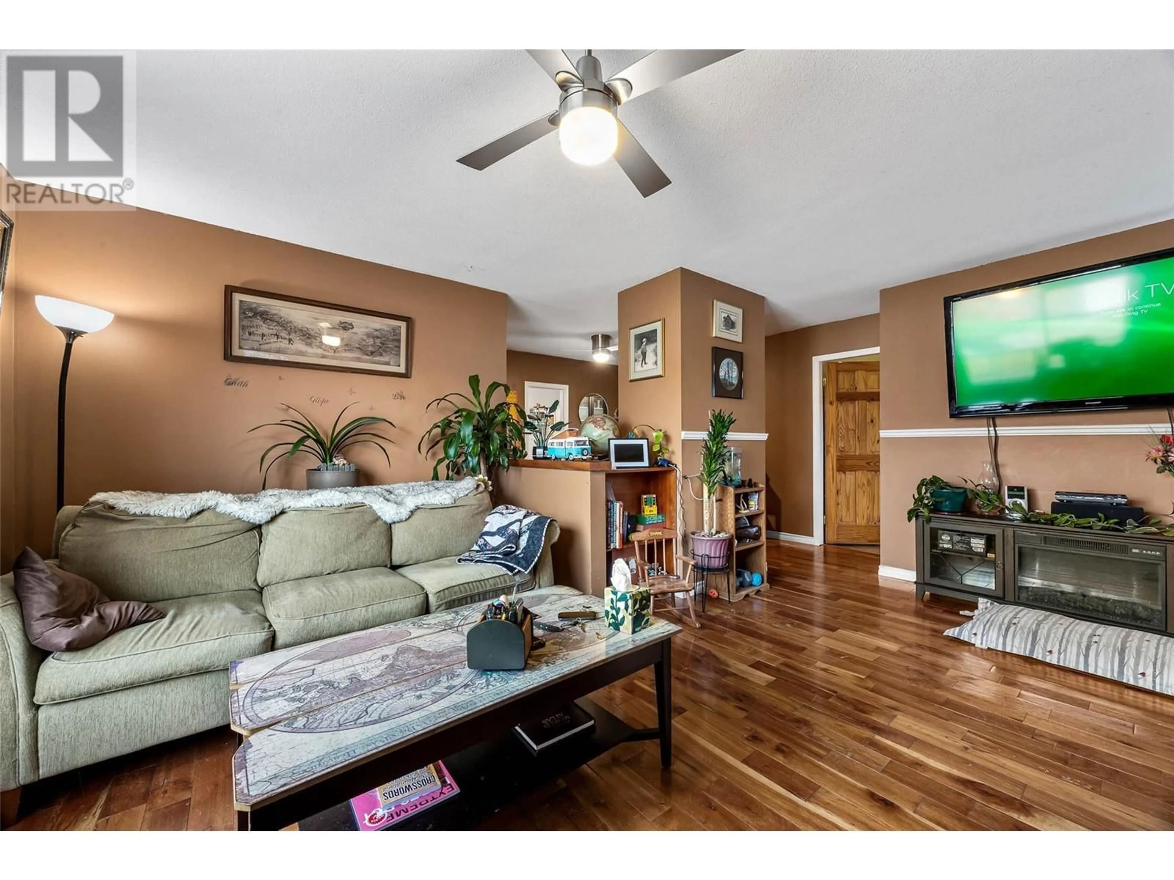 Living room with furniture, wood/laminate floor for 224 LARCH Avenue, Kamloops British Columbia V2B1C9